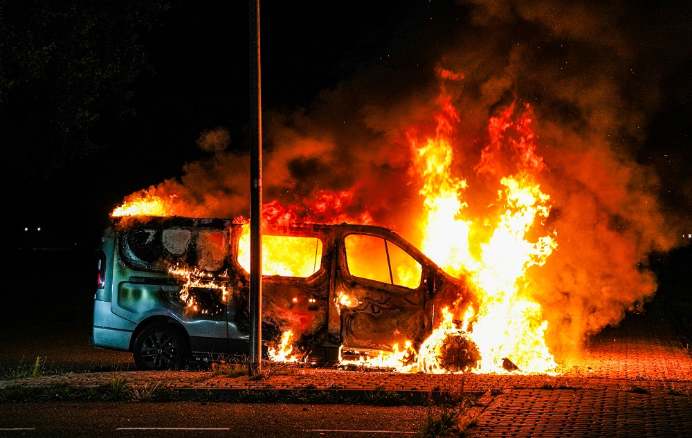 Bestelbus in lichterlaaie op carpoolplaats