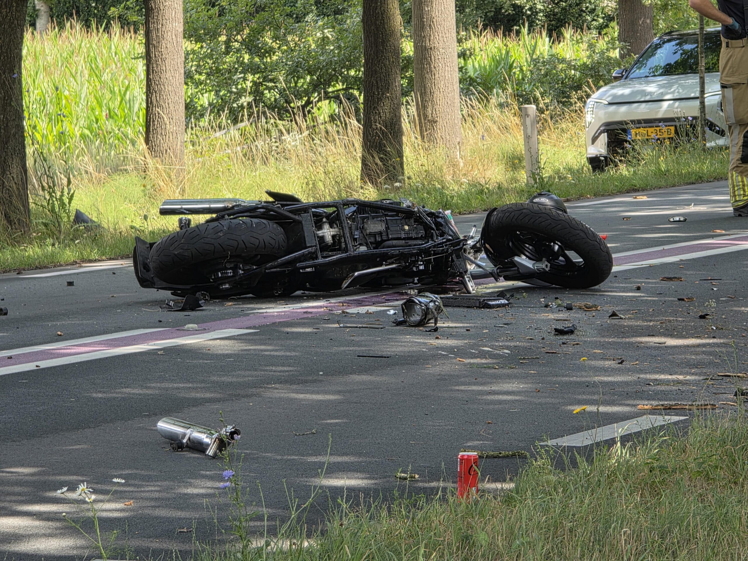 42-jarige man overleden na crash tegen boom