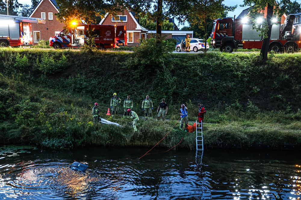 Auto te water: hulpdiensten rukken groots uit