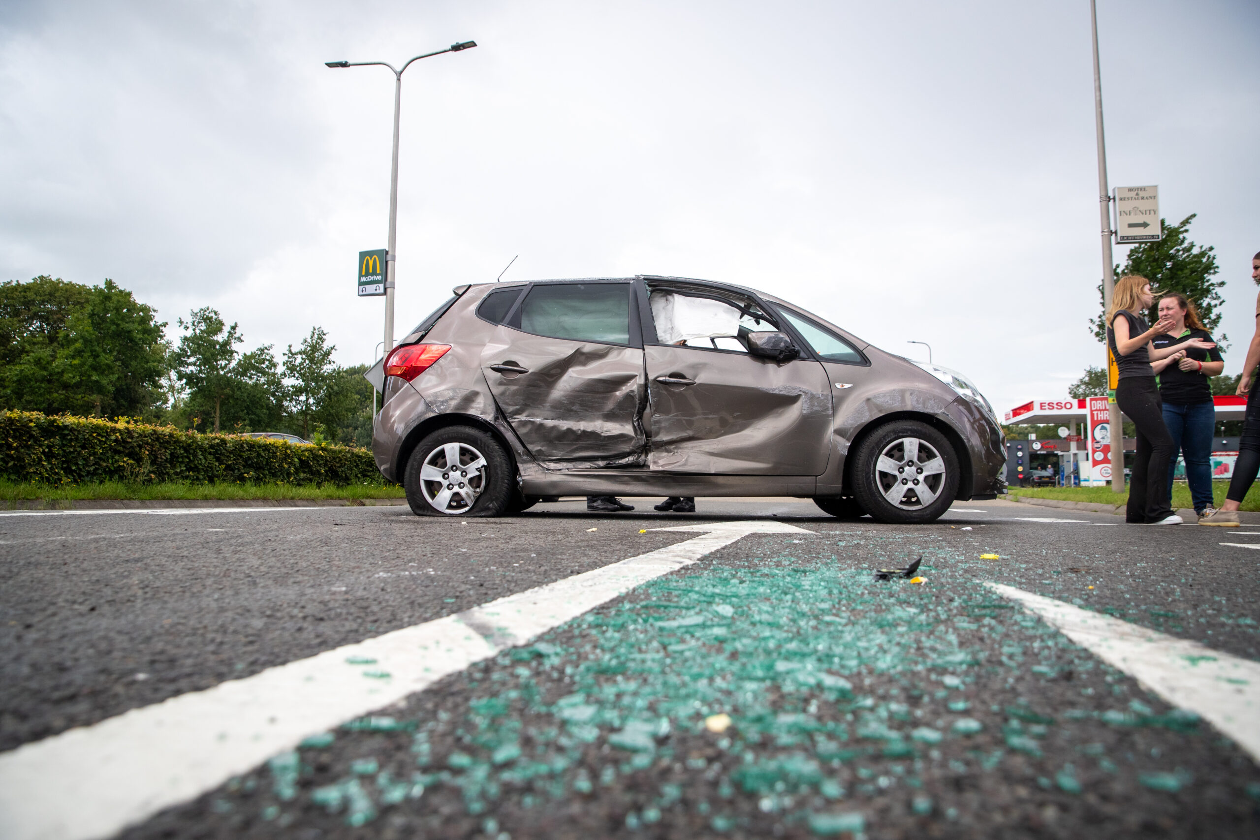 Auto mogelijk over de kop bij flinke aanrijding, één gewonde
