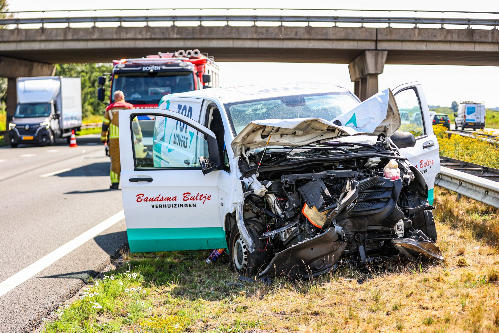 Snelweg deels dicht na botsing tussen meerdere voertuigen