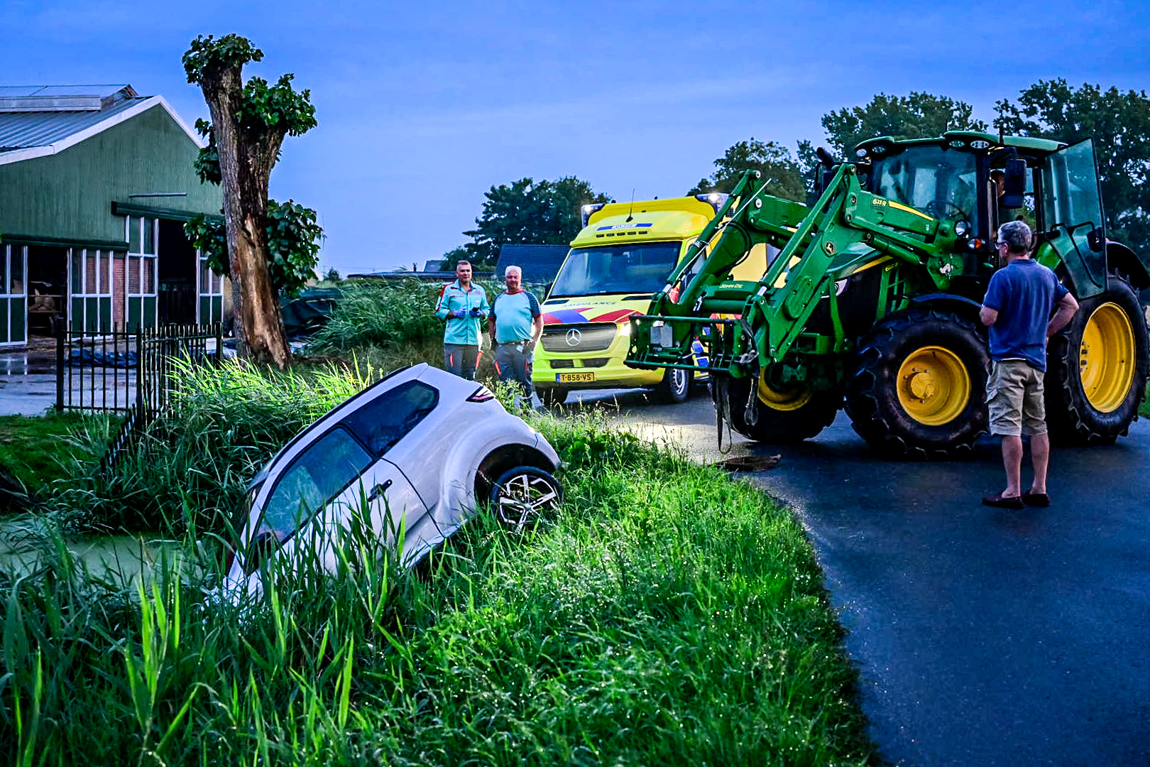 Brommobiel rijdt sloot in na botsing met pakketbezorger