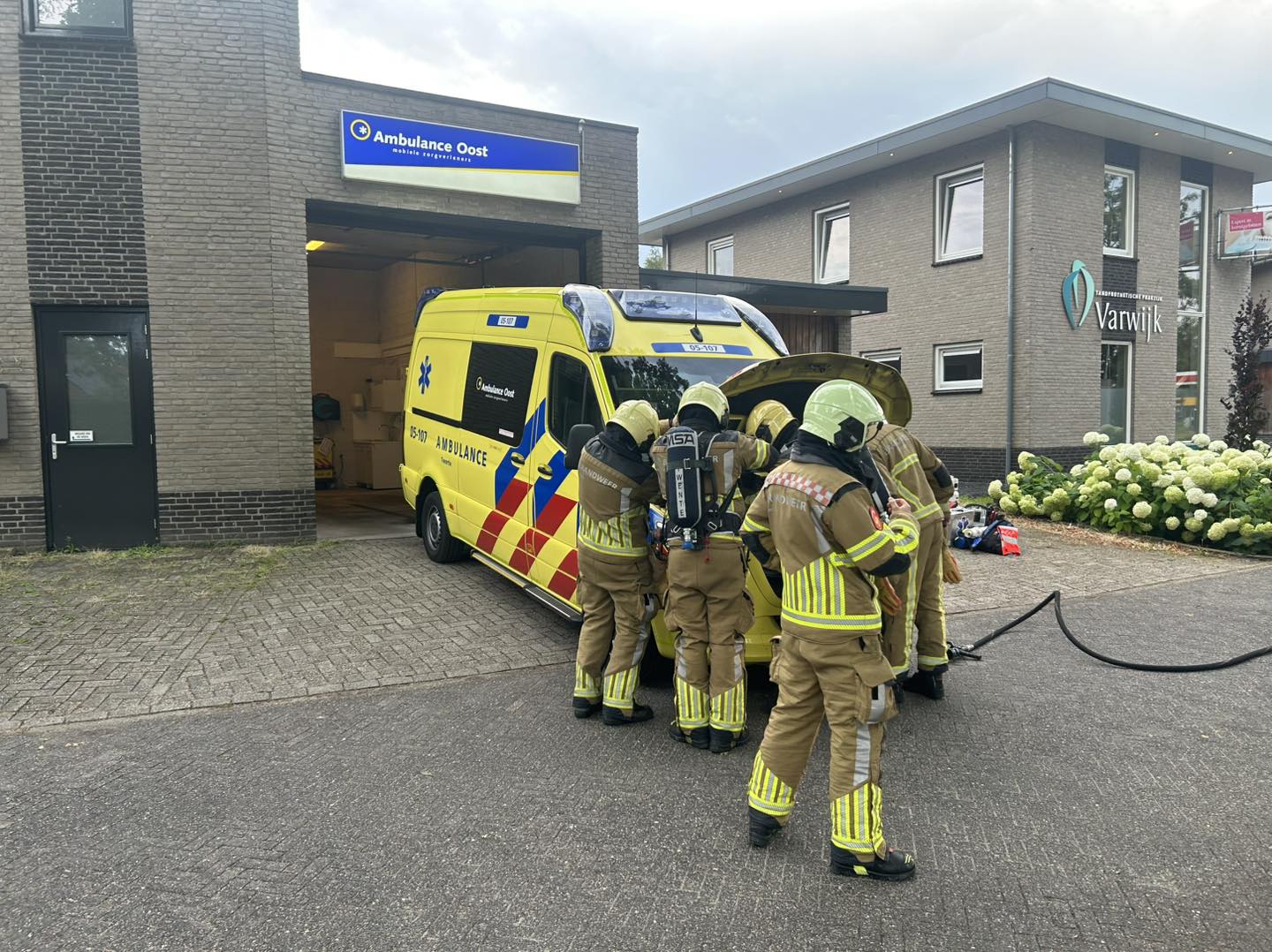 Brandweer ingezet voor mogelijk brandende ambulance