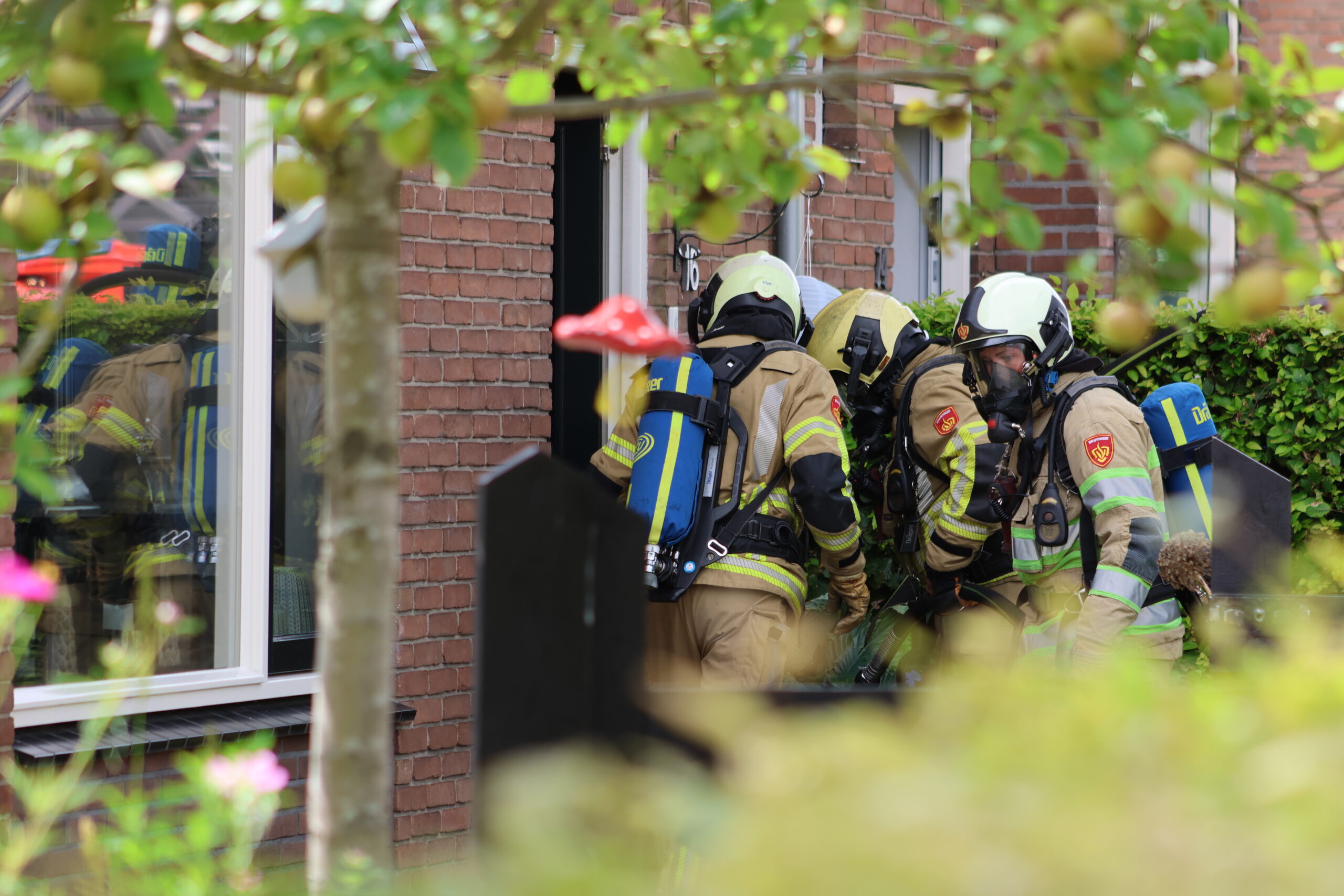 Dakbrand bij woning lastig te blussen door zonnepanelen