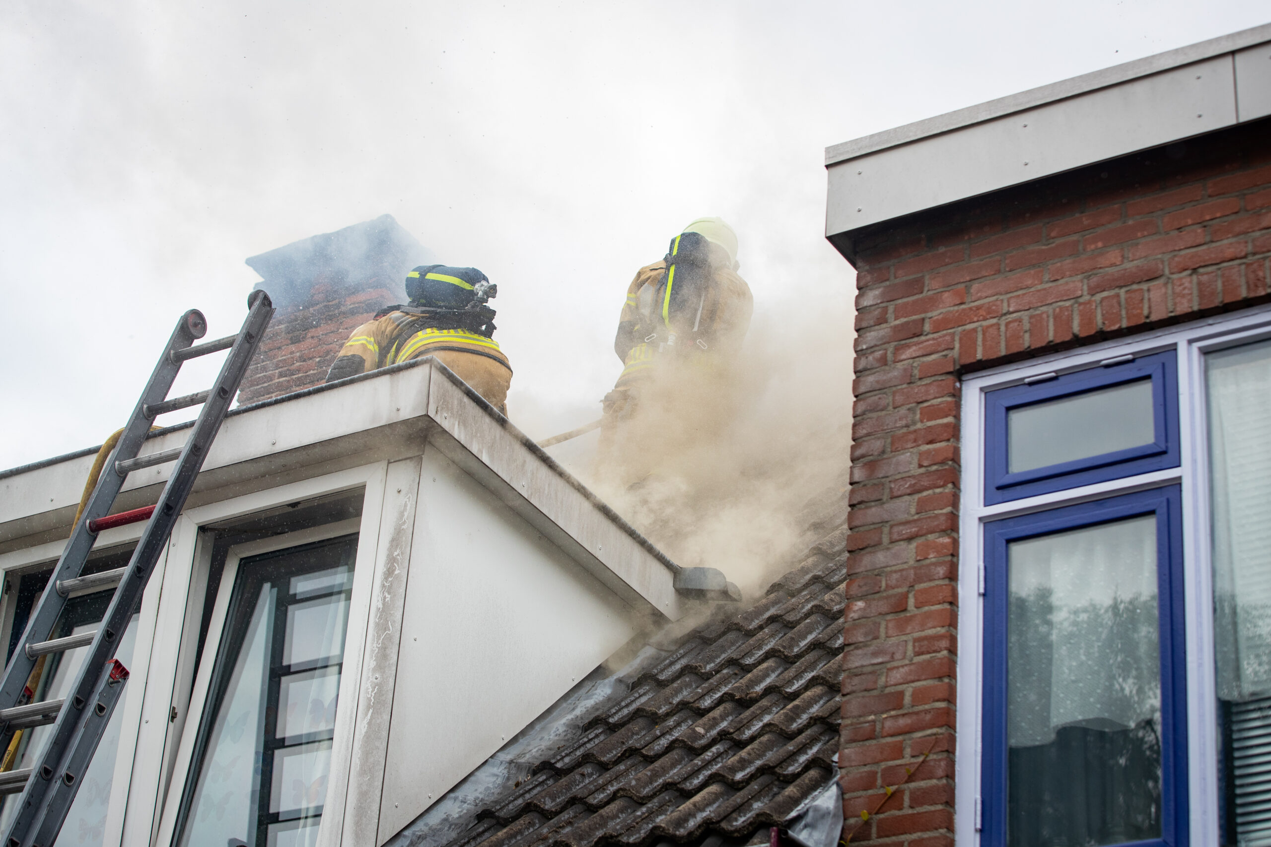 Gewonde bij dakbrand, mogelijk asbest vrijgekomen