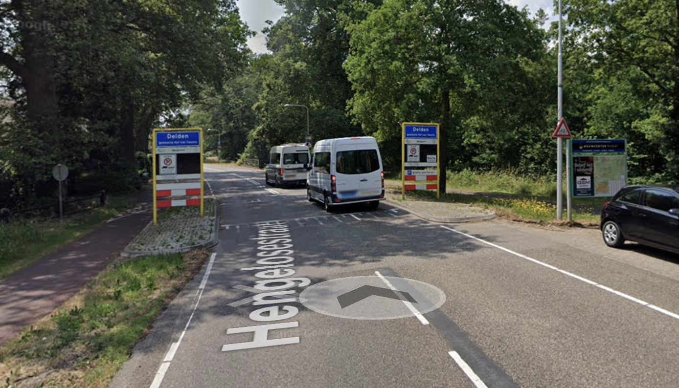 Jonge vrouw schrikt zich rot: halfnaakte man springt uit de bosjes
