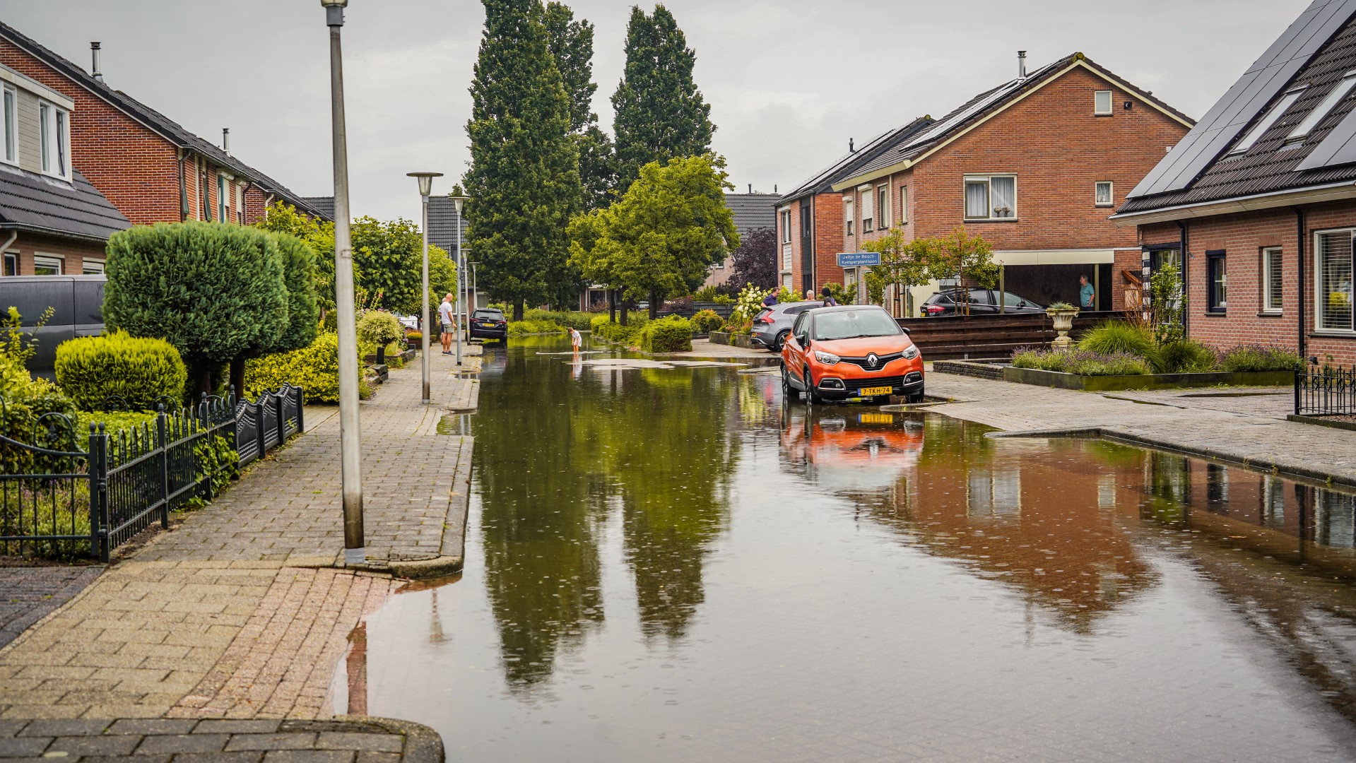 Straten staan onder water na hevige buien