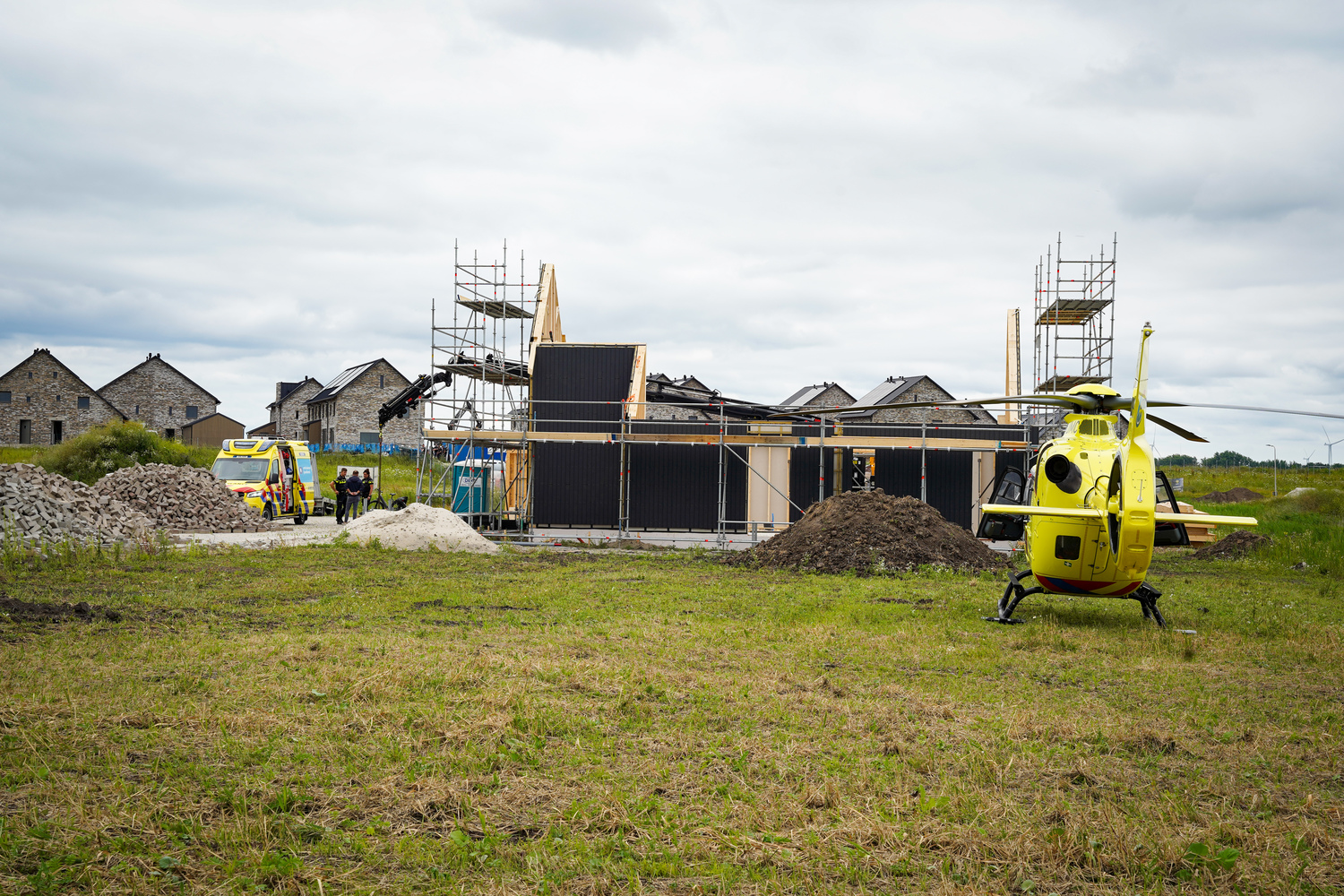 Traumahelikopter ingezet na val van steiger bij woning in aanbouw