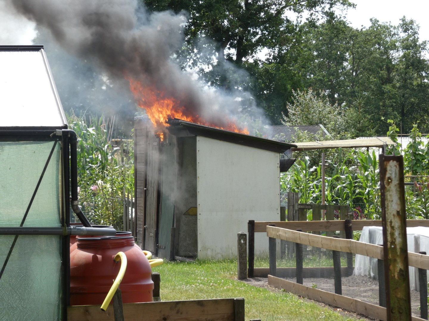 Schuur volledig in brand bij volkstuinvereniging