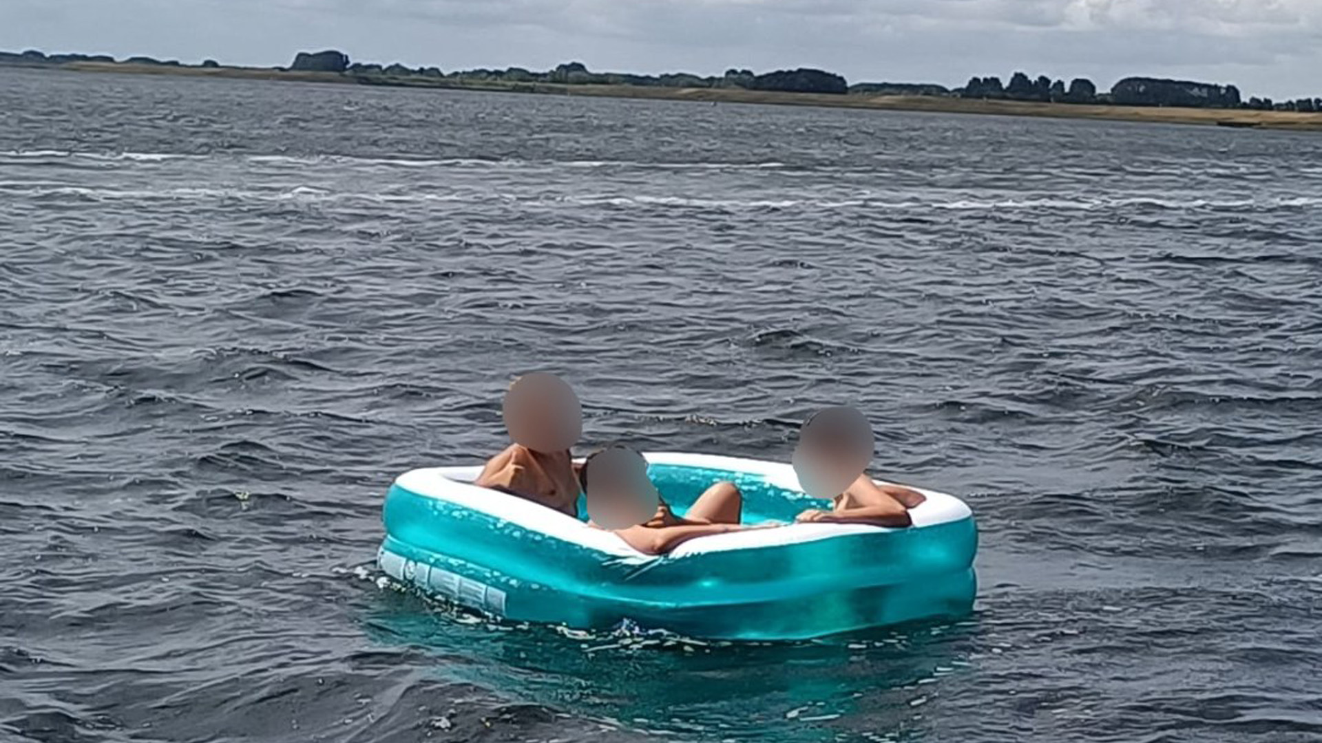 Luchtbed met drie jongens drijft af, redding voorkomt gevaarlijke situatie