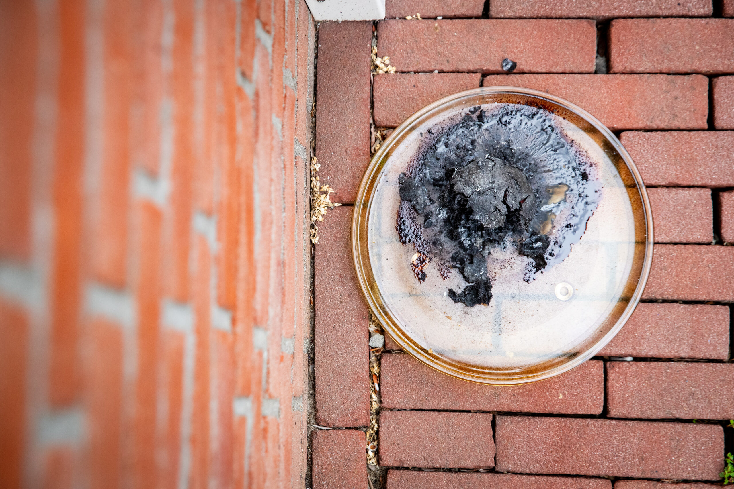 Brandlucht in bedrijfspand door verbrand broodje bapao