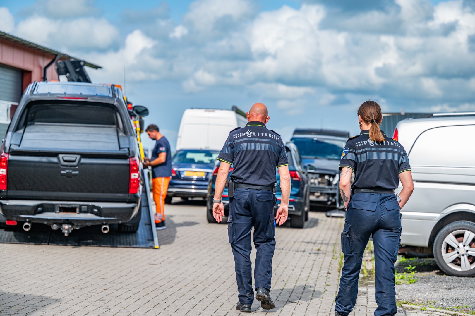 Gezochte pick-up aangetroffen in loods na dodelijke aanrijding