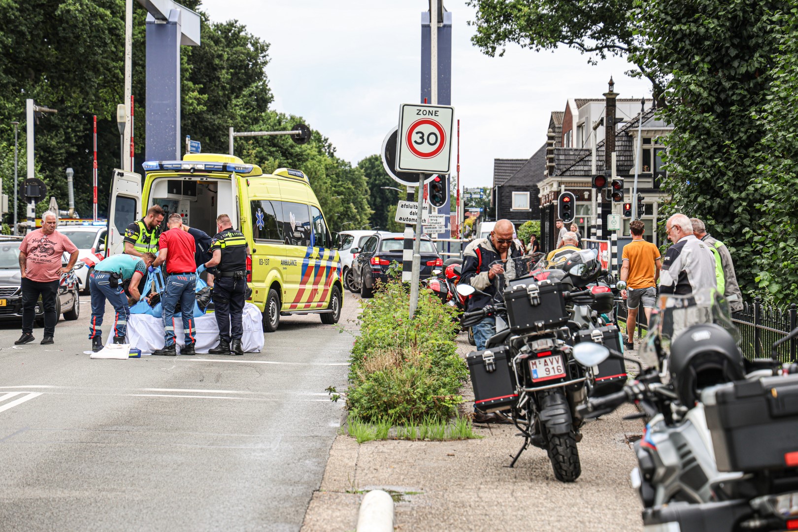 Motorrijder (82) zwaargewond bij ernstig ongeval