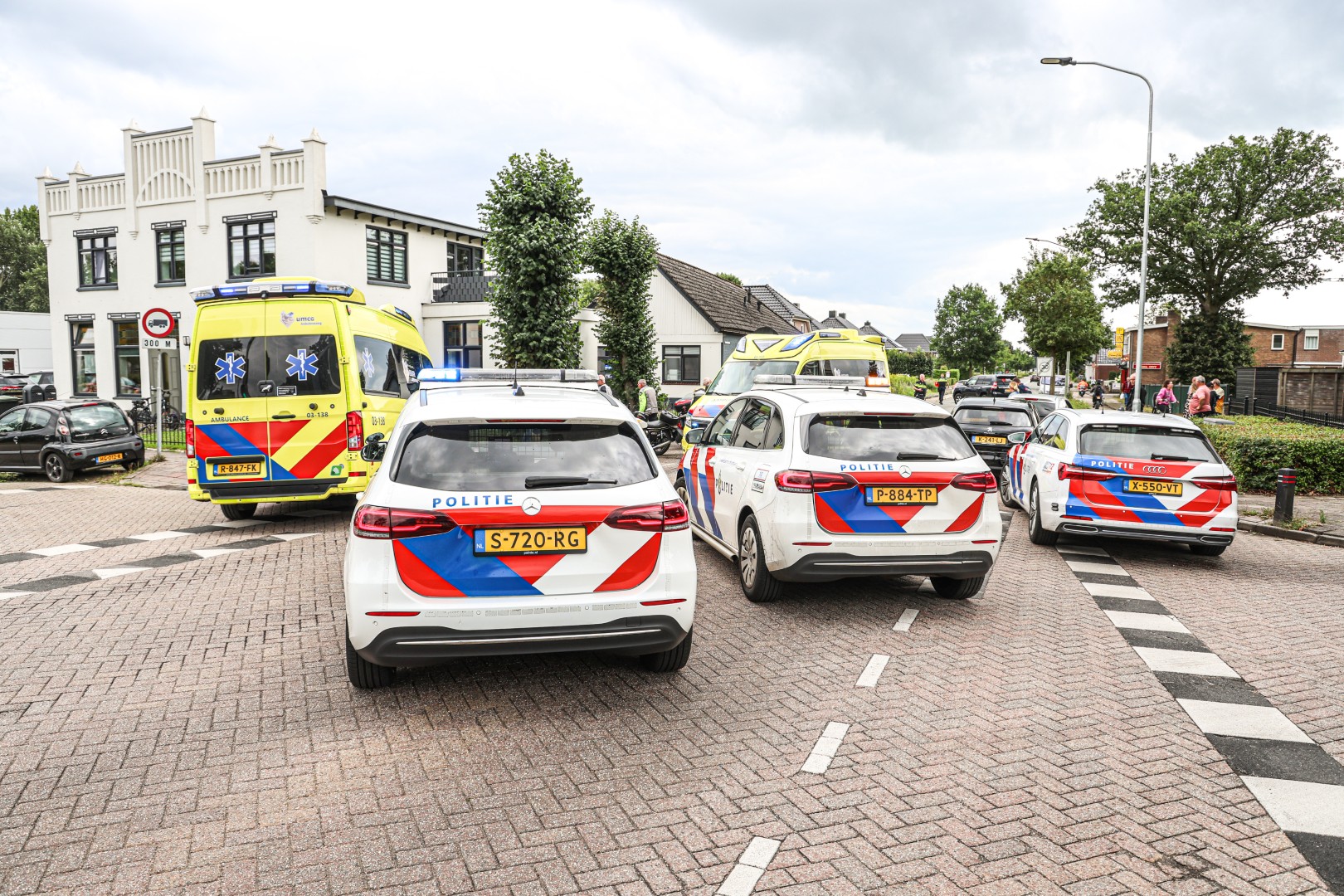 Motorrijder botst met hoofd tegen auto na valpartij