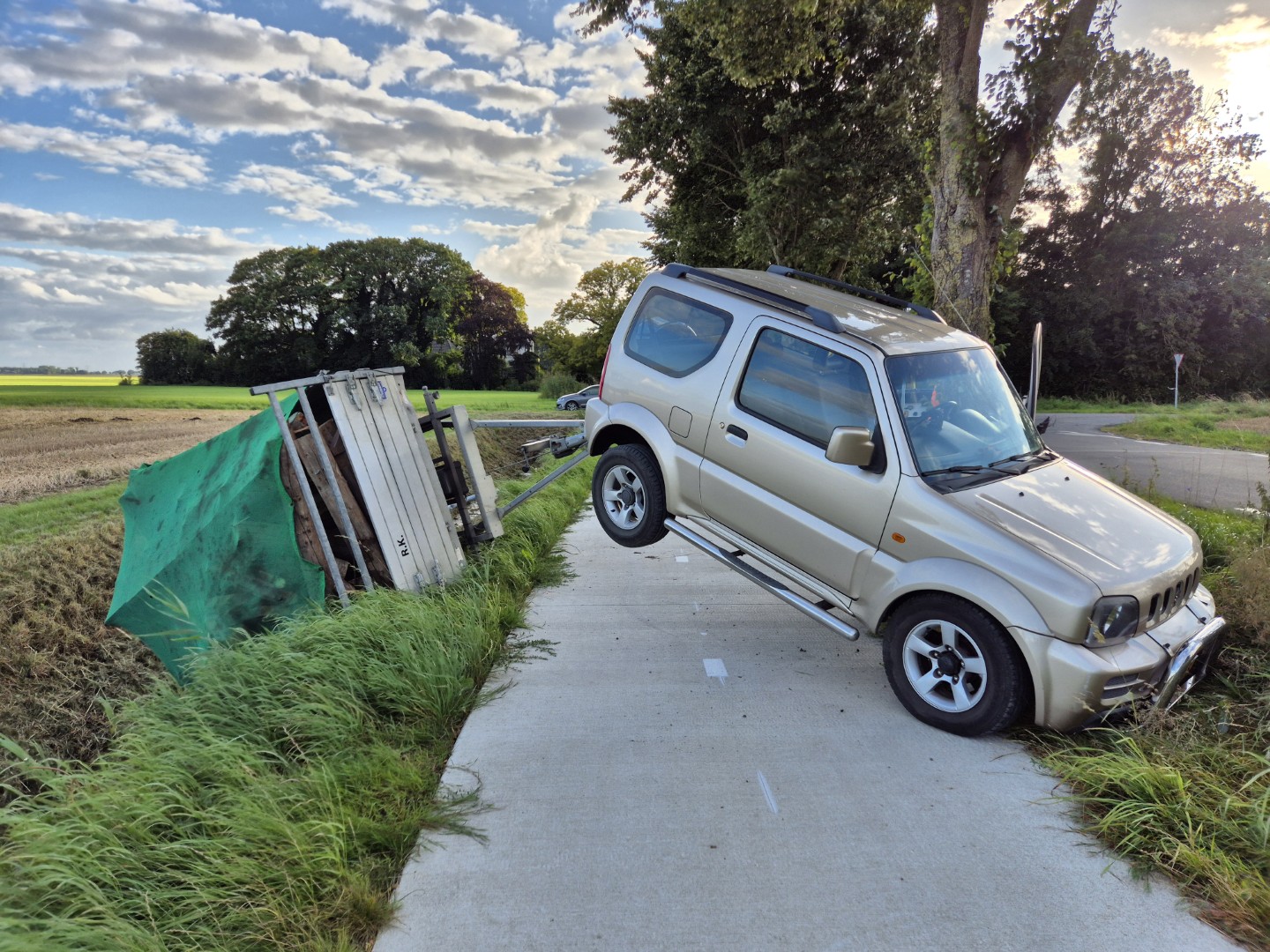 Aanhanger belandt op de kop in sloot