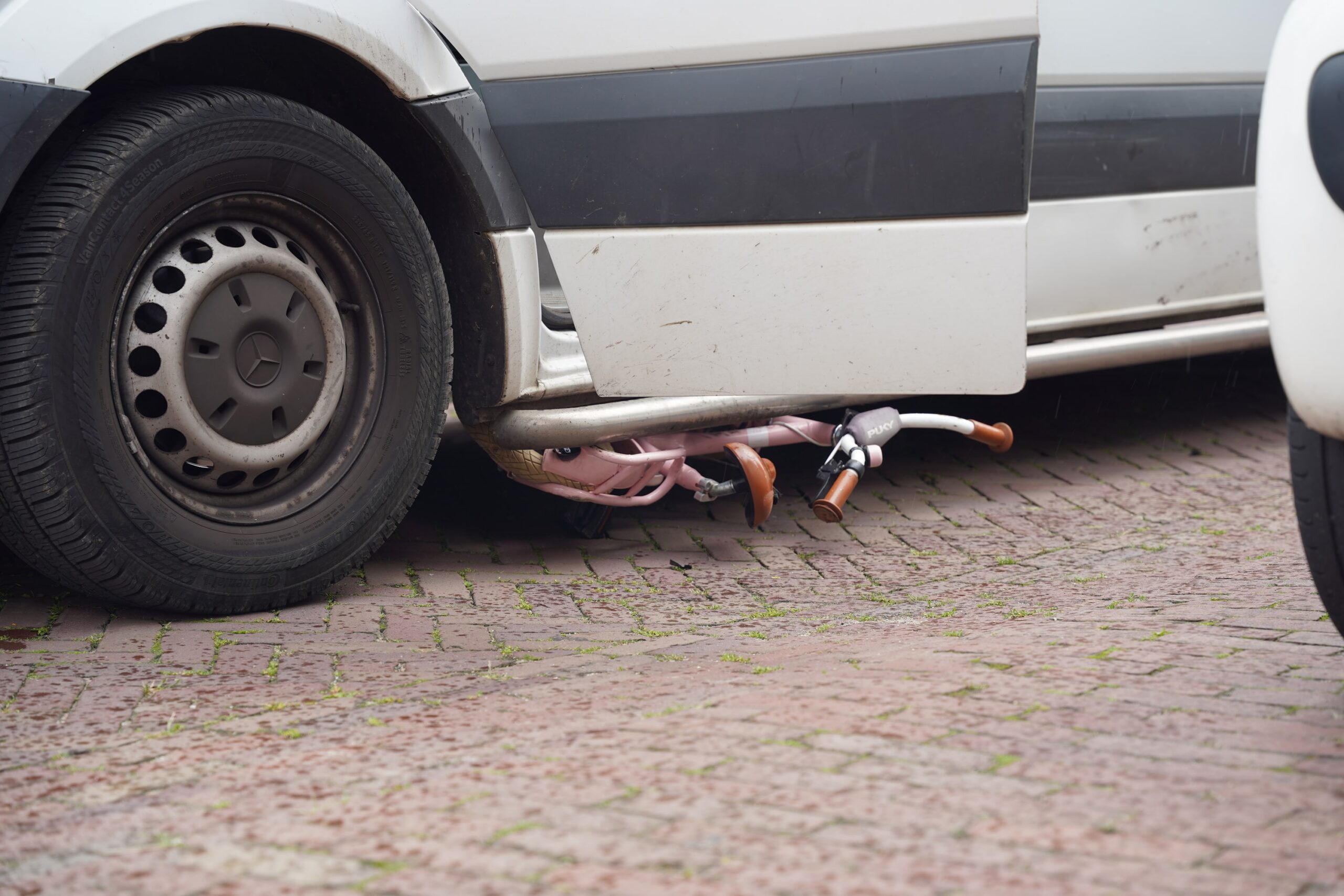 Kind zwaargewond na aanrijding bestelbus