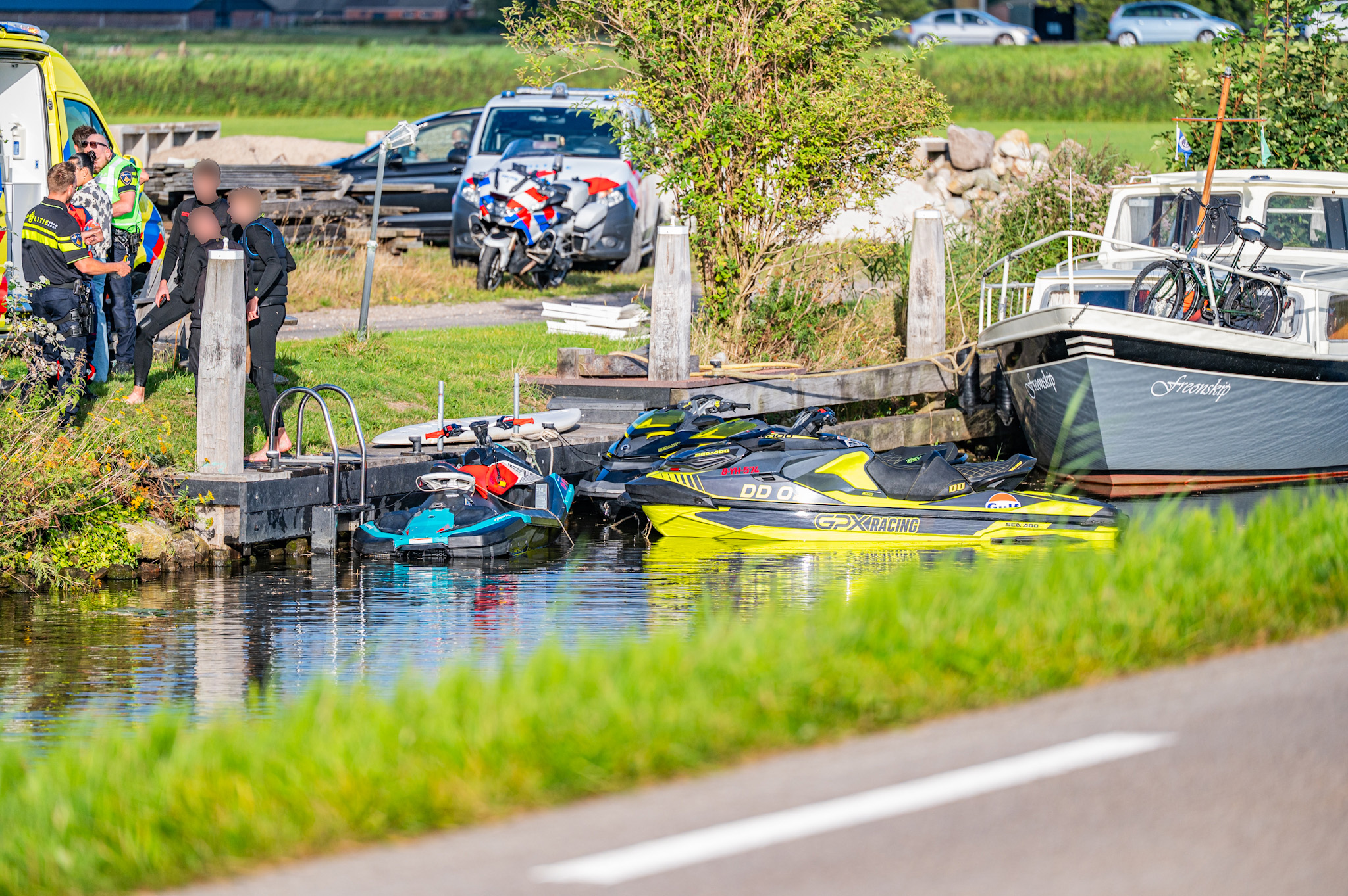 Jongen raakt ernstig gewond bij botsing tussen meerdere jetski’s