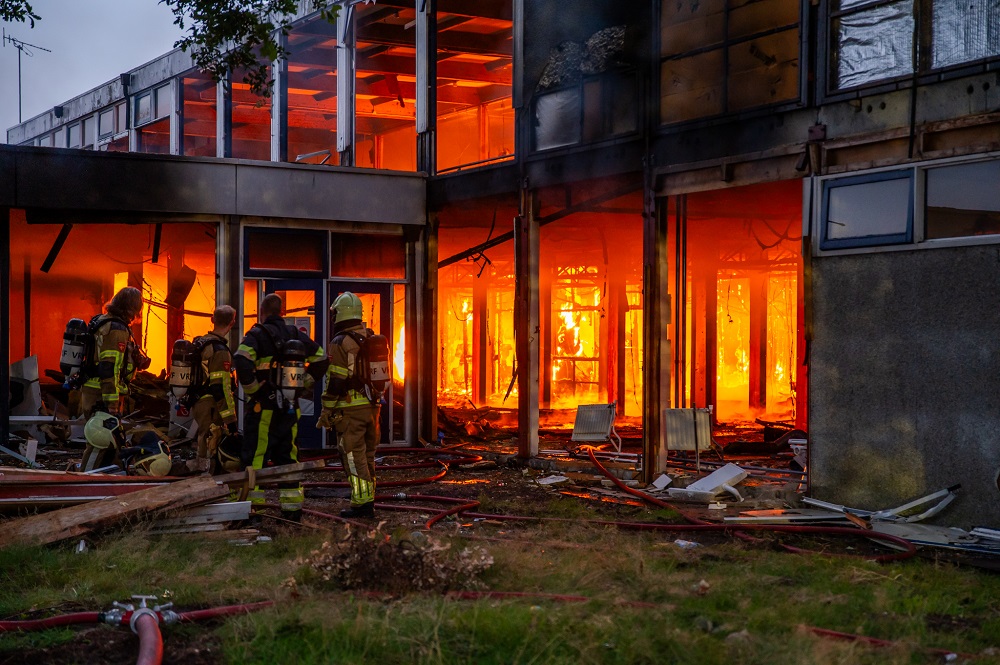 Felle brand in slooppand, oorzaak nog onbekend