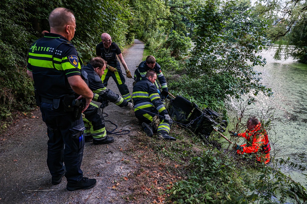 Vrouw in rolstoel belandt in water als ze eendjes wil voeren