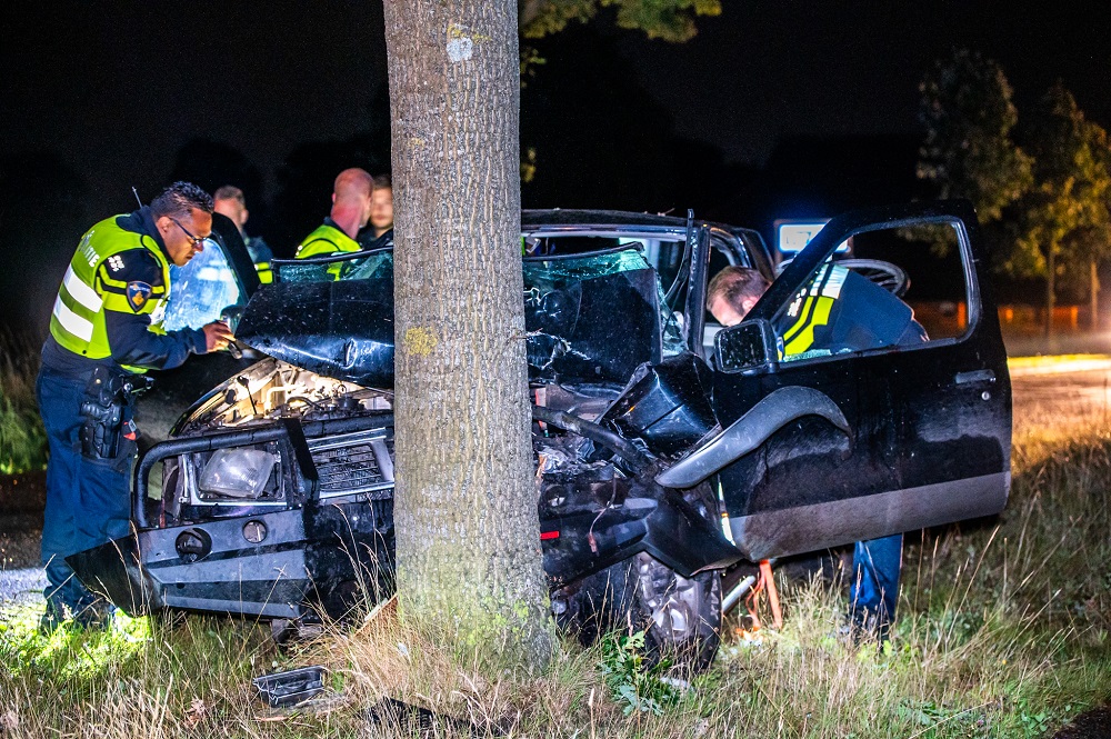 Pick-up botst tegen boom, twee zwaargewonden