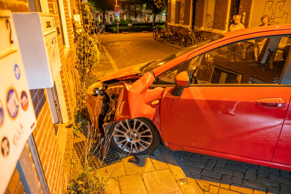 Dronken automobilist vlucht na aanrijding maar komt later alsnog terug