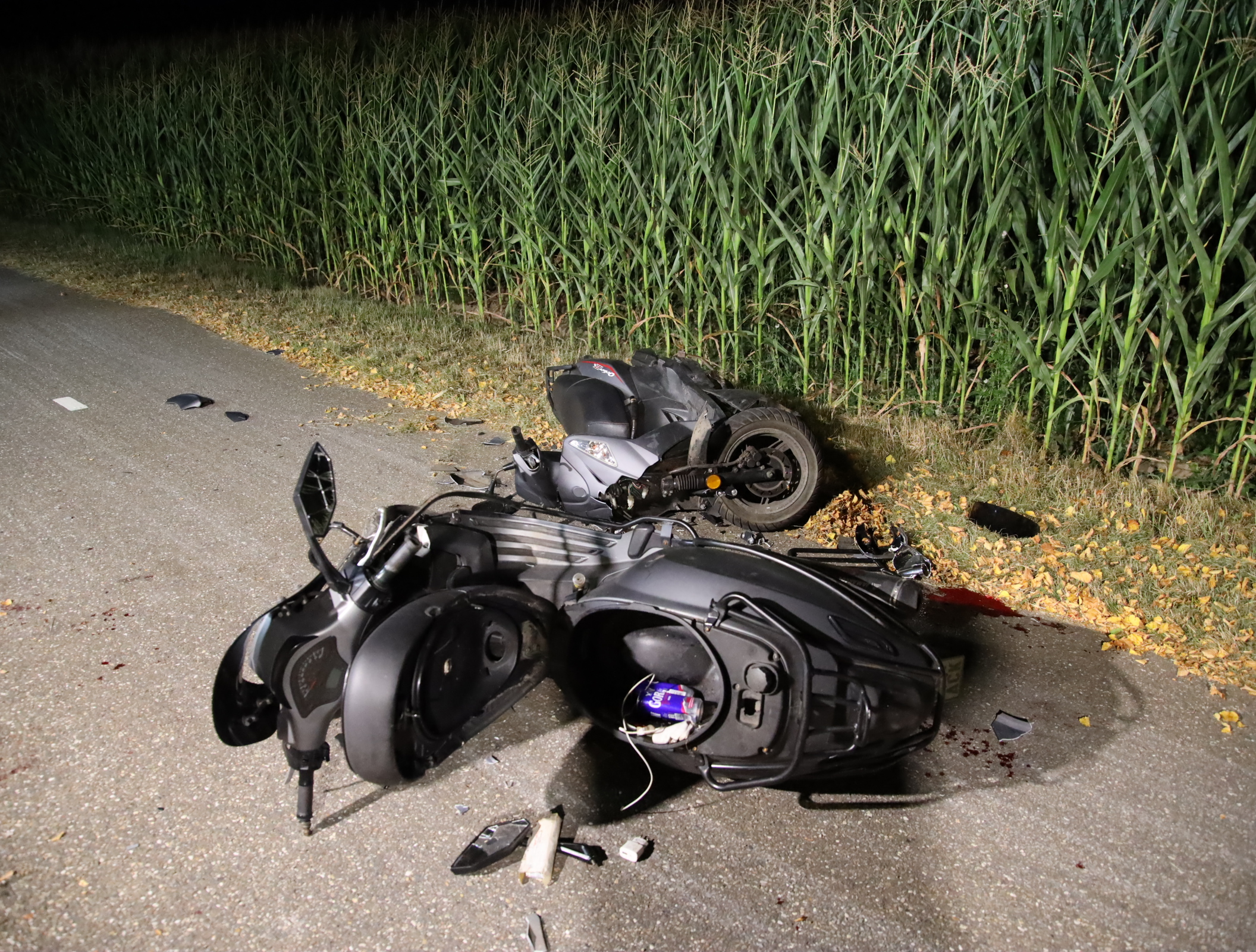 Frontale botsing tussen twee scooters, beide bestuurders gewond