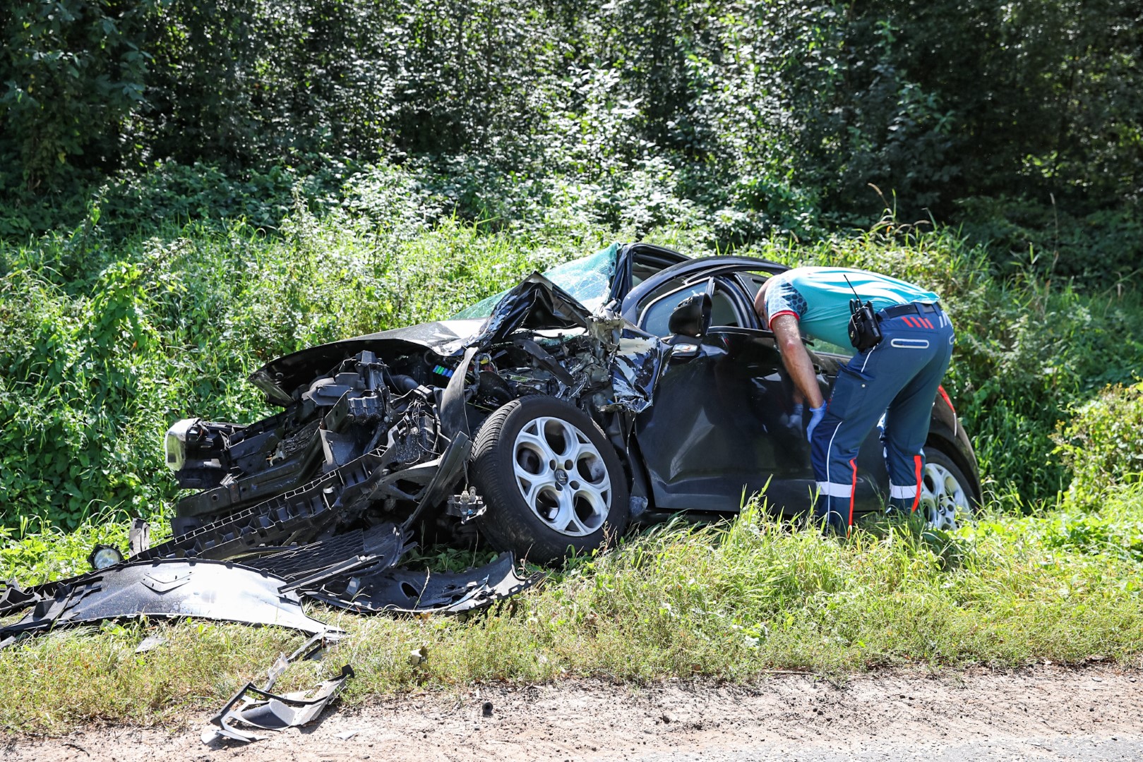 Automobilist botst frontaal op tractor in bocht