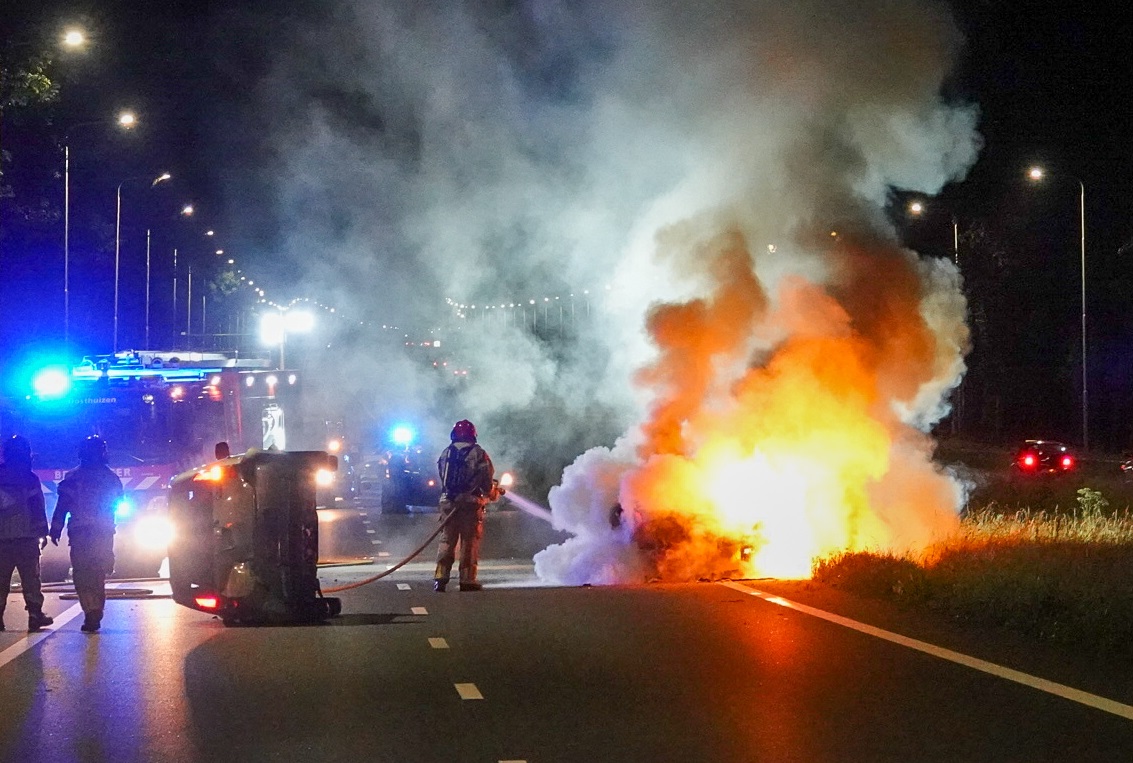 Auto vliegt in brand na zwaar ongeluk, twee gewonden