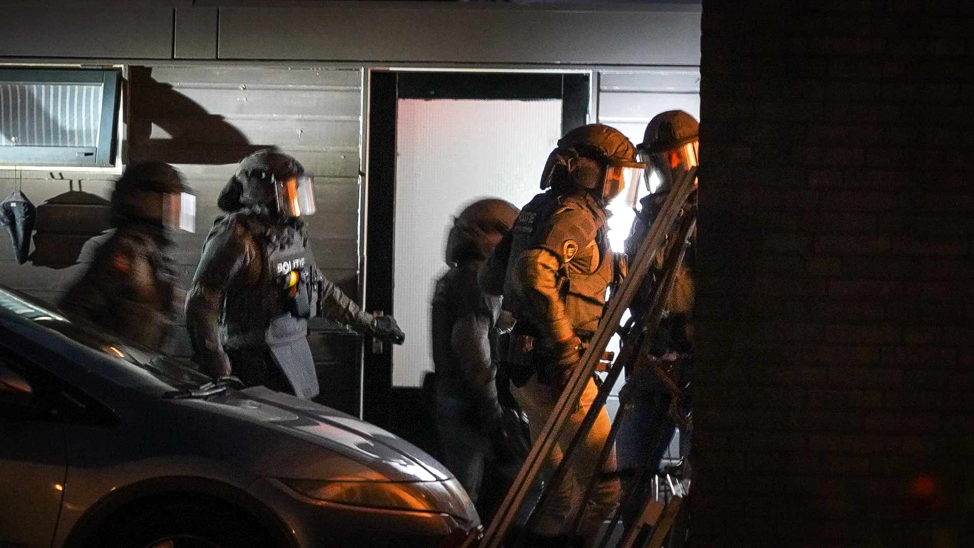 Arrestatieteam doet inval in woning, drie verdachten aangehouden