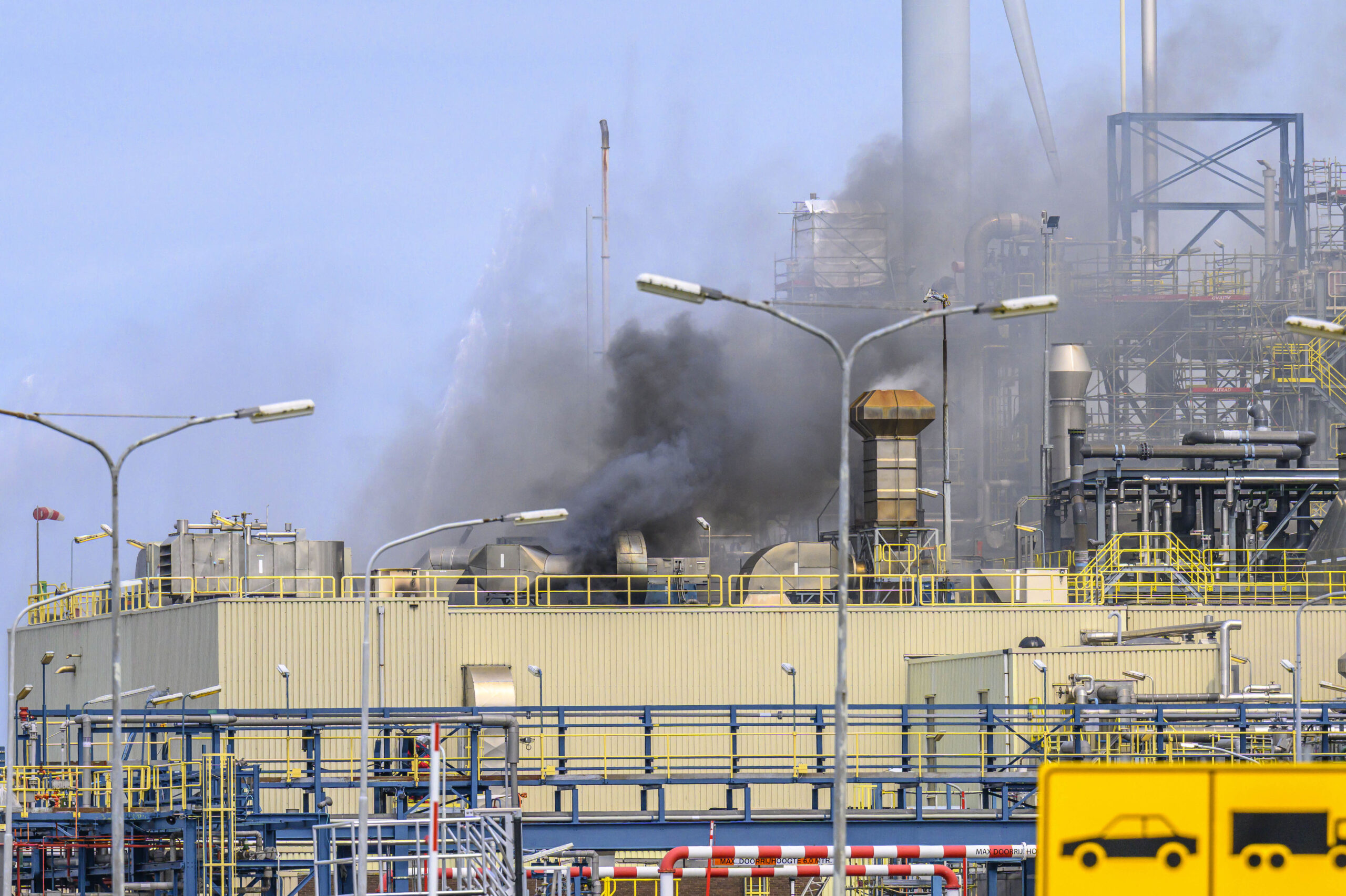 Zeer grote brand bij vezelfabrikant