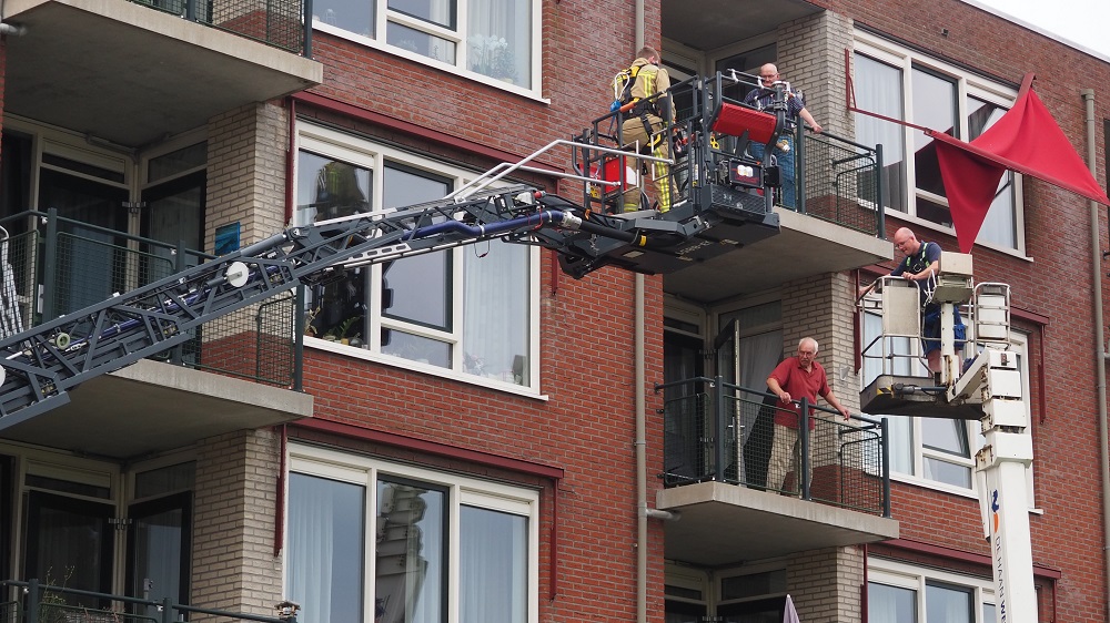 Brandweer redt man uit hoogwerker