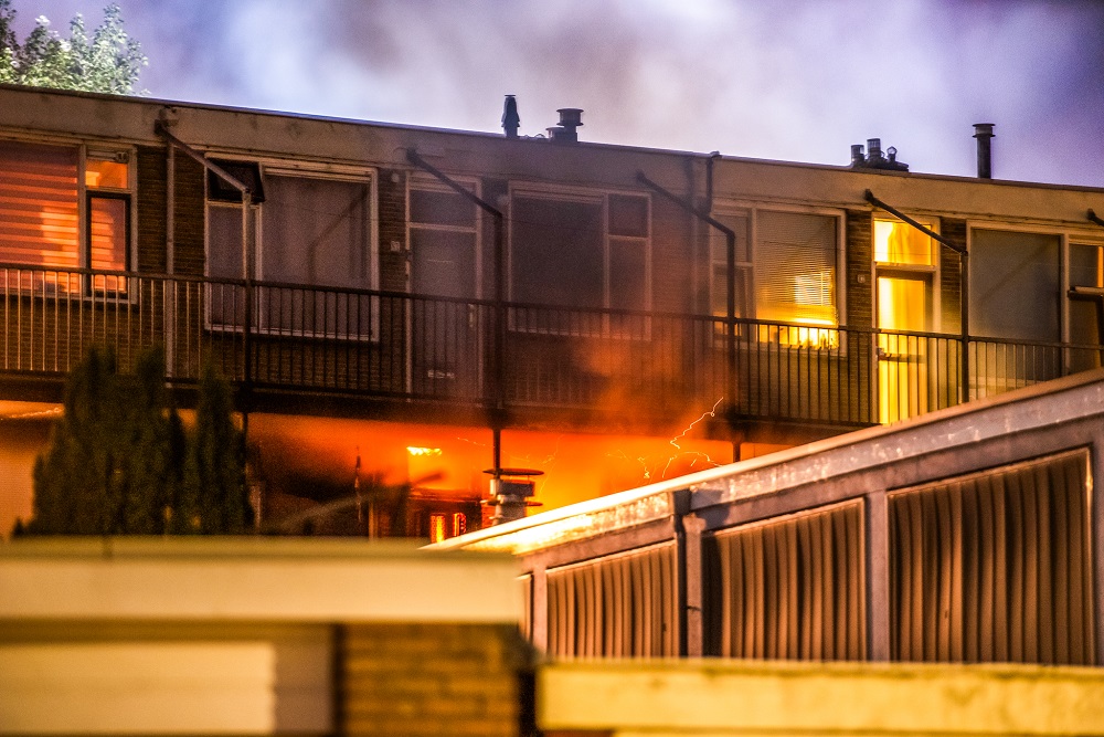 Zeer grote brand verwoest appartement, flat ontruimd