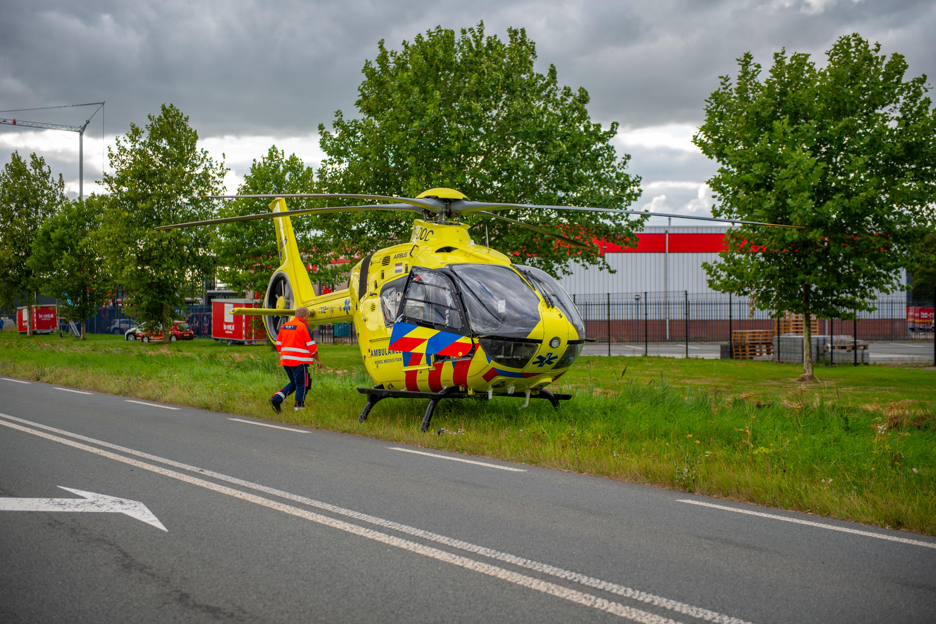 Auto op de kop bij botsing op kruispunt, traumahelikopter ingezet