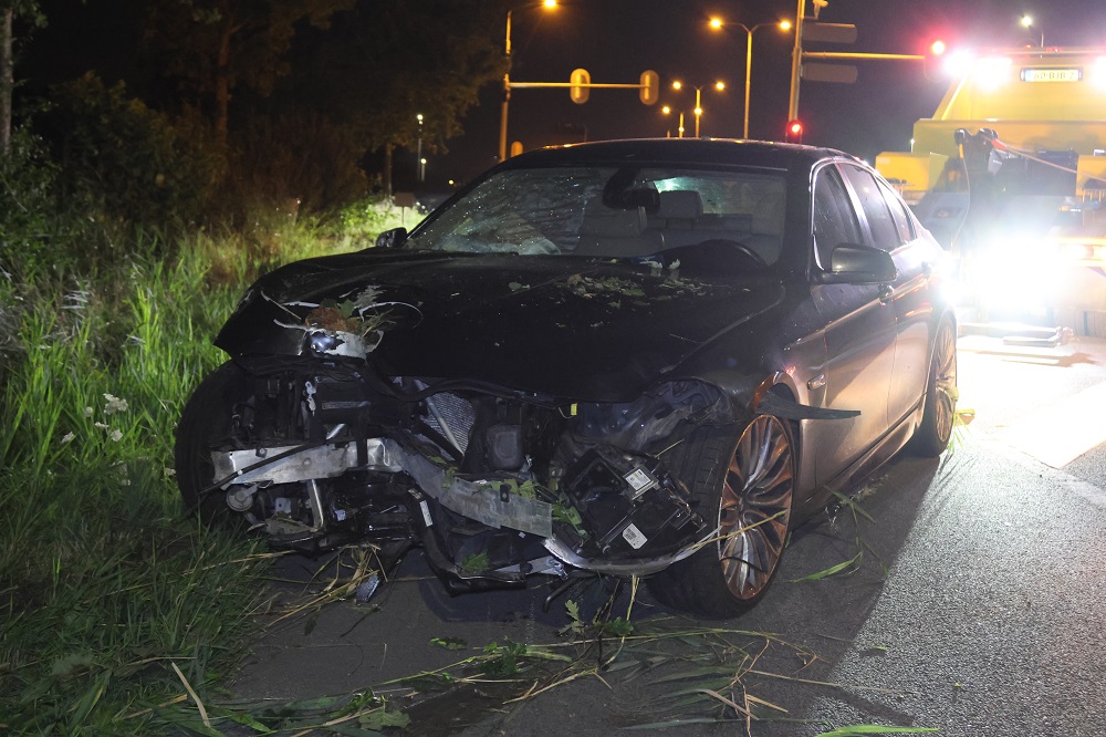 Auto raakt van de weg en slaat over de kop