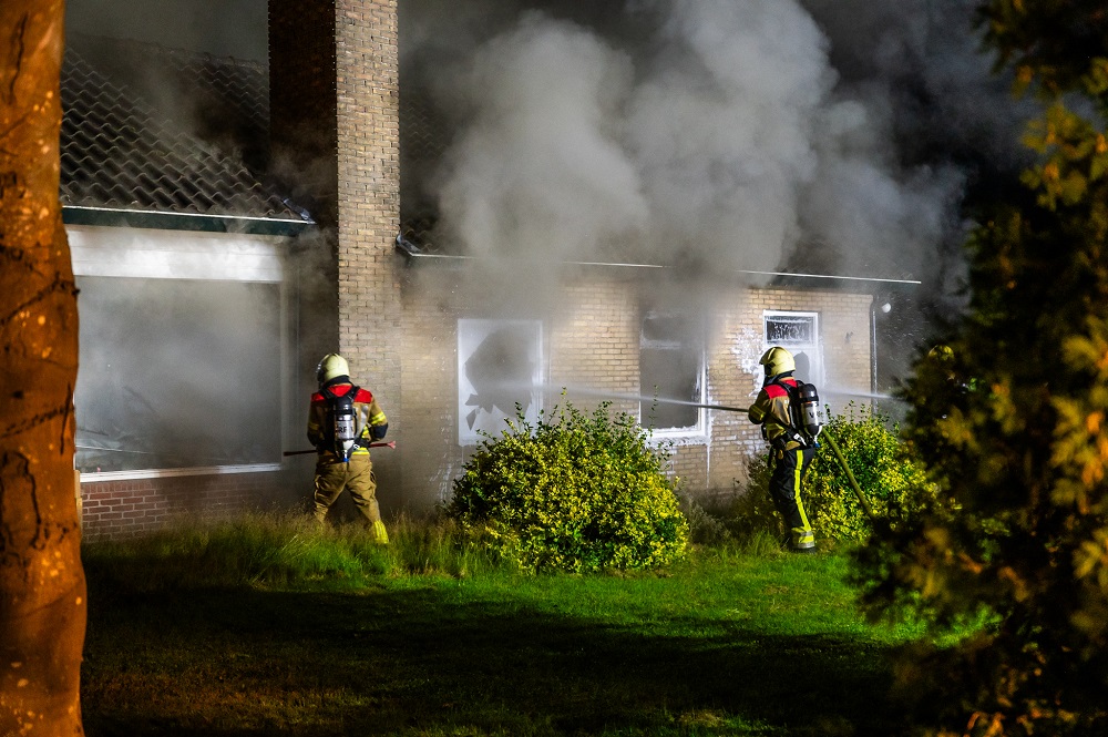 Uitslaande brand verwoest vrijstaande woning, vermoedelijk brandstichting
