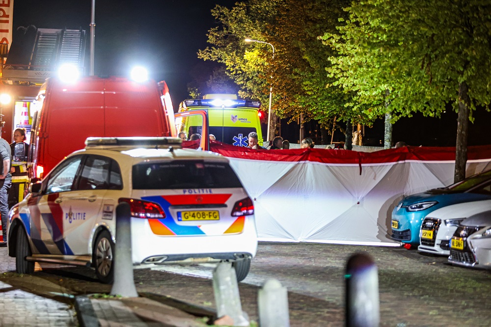 Man valt tijdens plassen in water en overlijdt