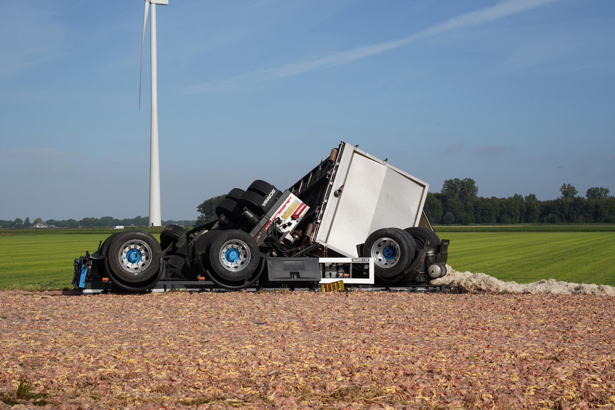 Vrouw gewond nadat auto onder vrachtwagen belandt: trailer verliest lading slachtafval