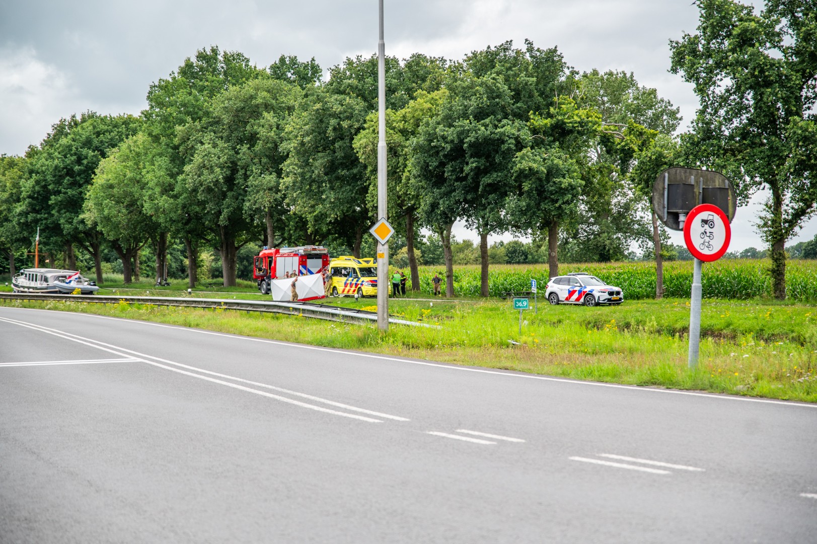 Fietser overleden na te water raken langs provinciale weg