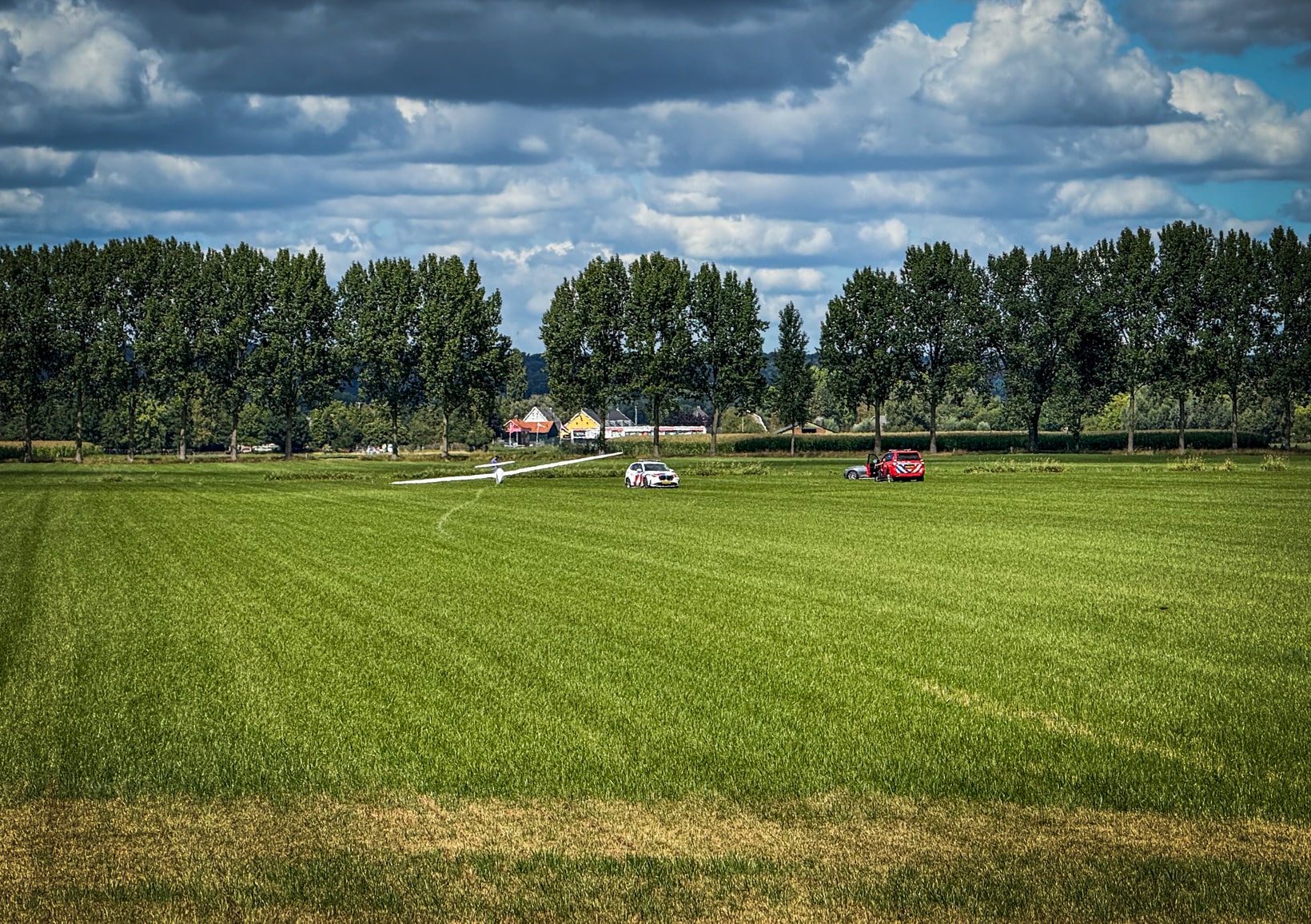 Zweefvliegtuig maakt noodlanding in weiland