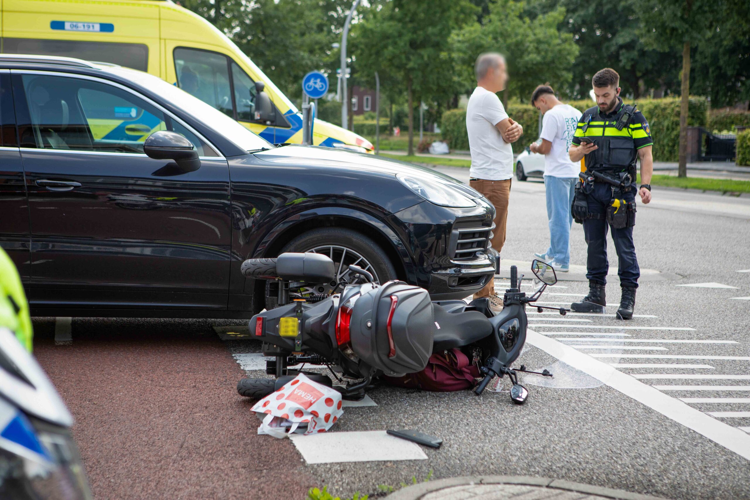 Gewonde bij aanrijding tussen auto en brommobiel