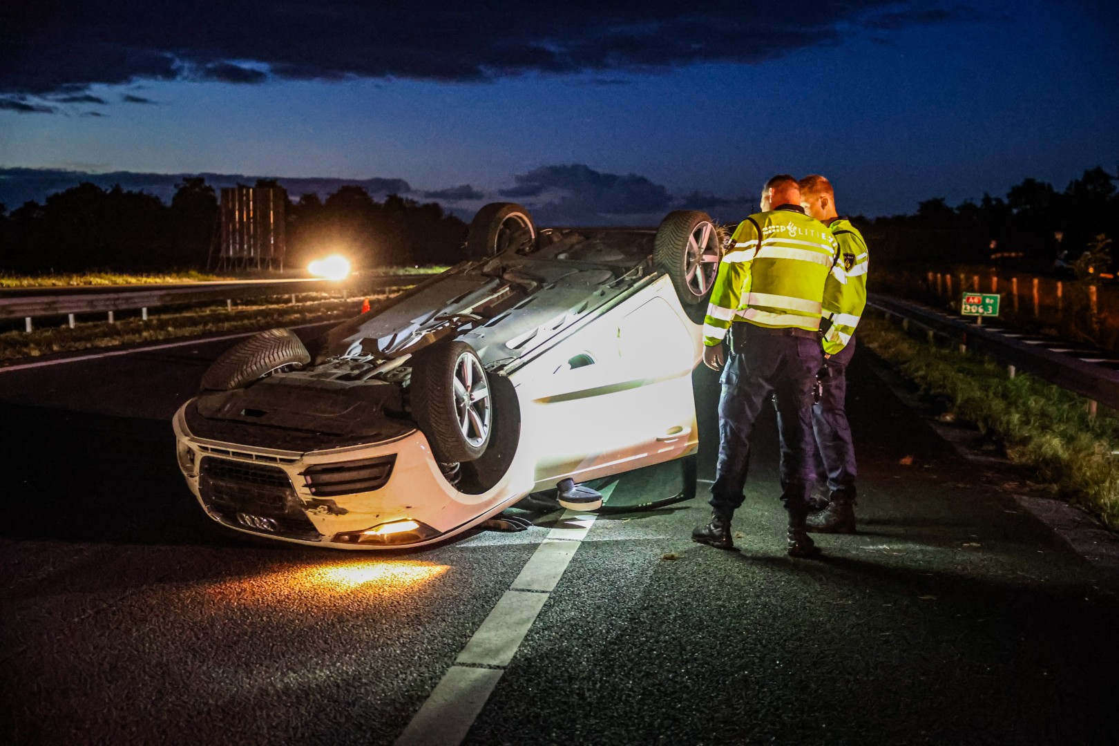 Auto slaat over de kop op A6: Flinke file door ongeval