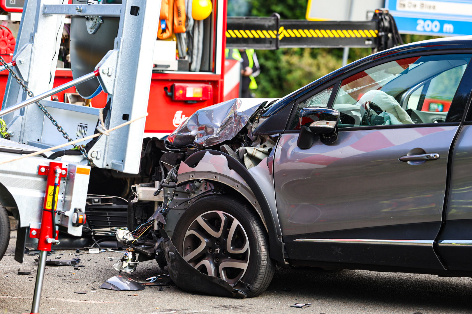 Automobilist botst op pijlwagen, traumahelikopter gealarmeerd