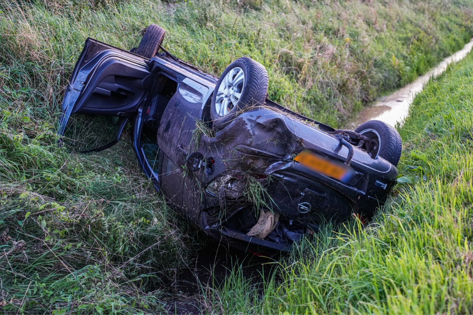 Automobilist krijgt ongeval op snelweg, met een engeltje op zijn schouder