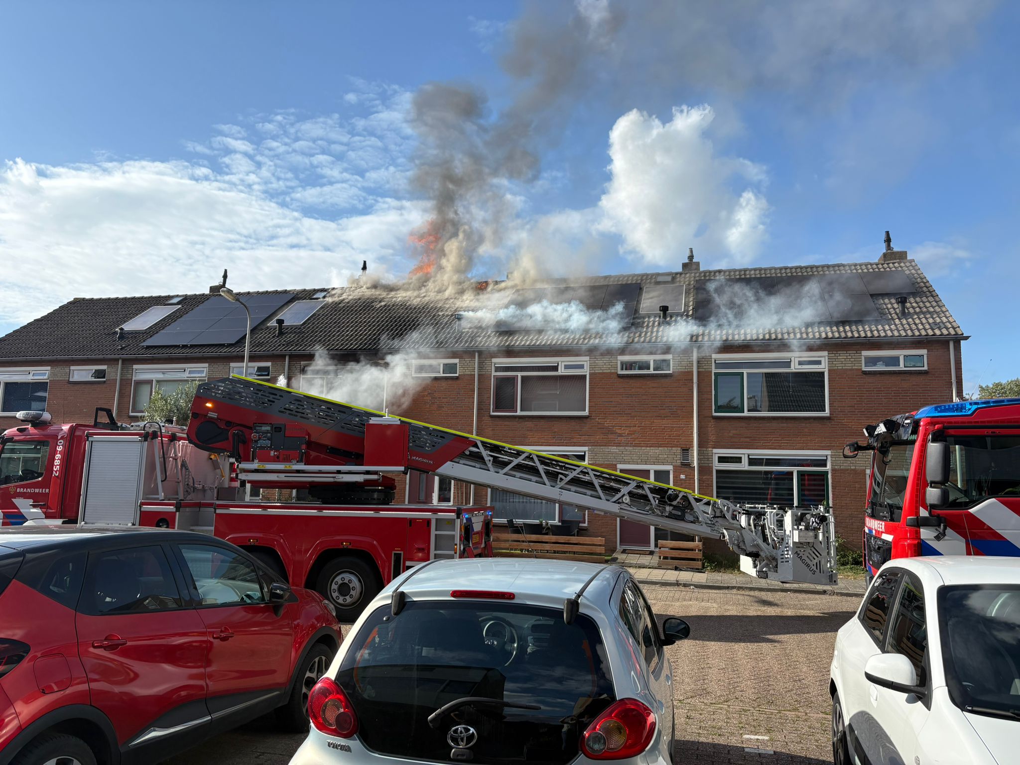 Uitslaande brand slaat over naar naastgelegen woning