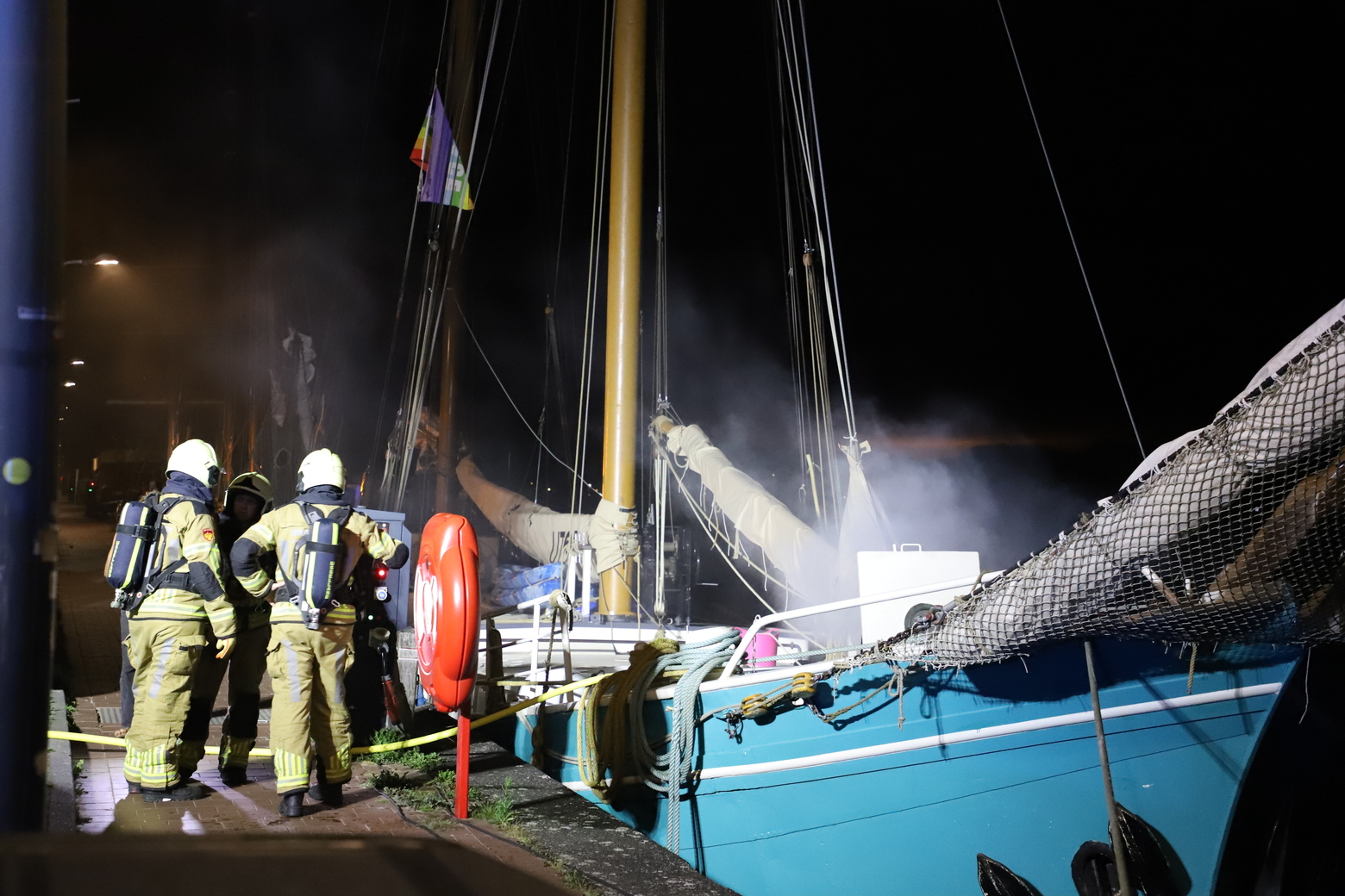 Aangemeerd zeilschip vliegt in brand