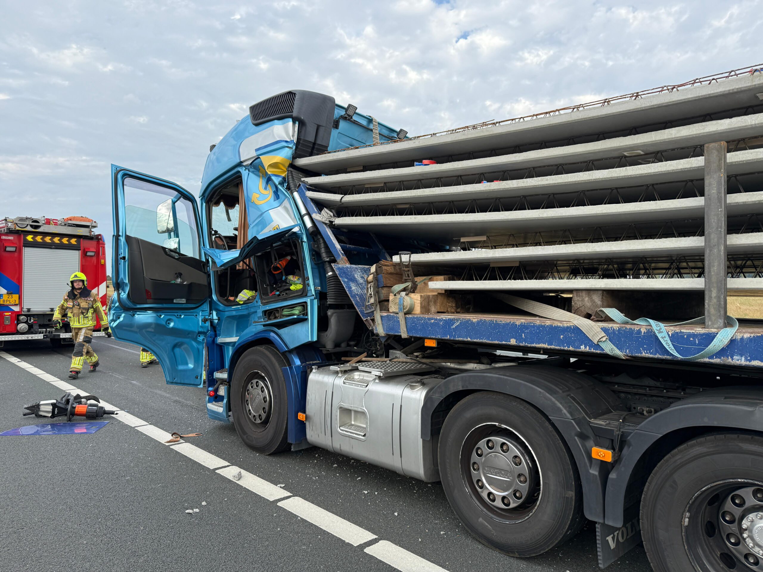 Vrachtwagens botsen op elkaar op snelweg, lading schuift tegen cabine
