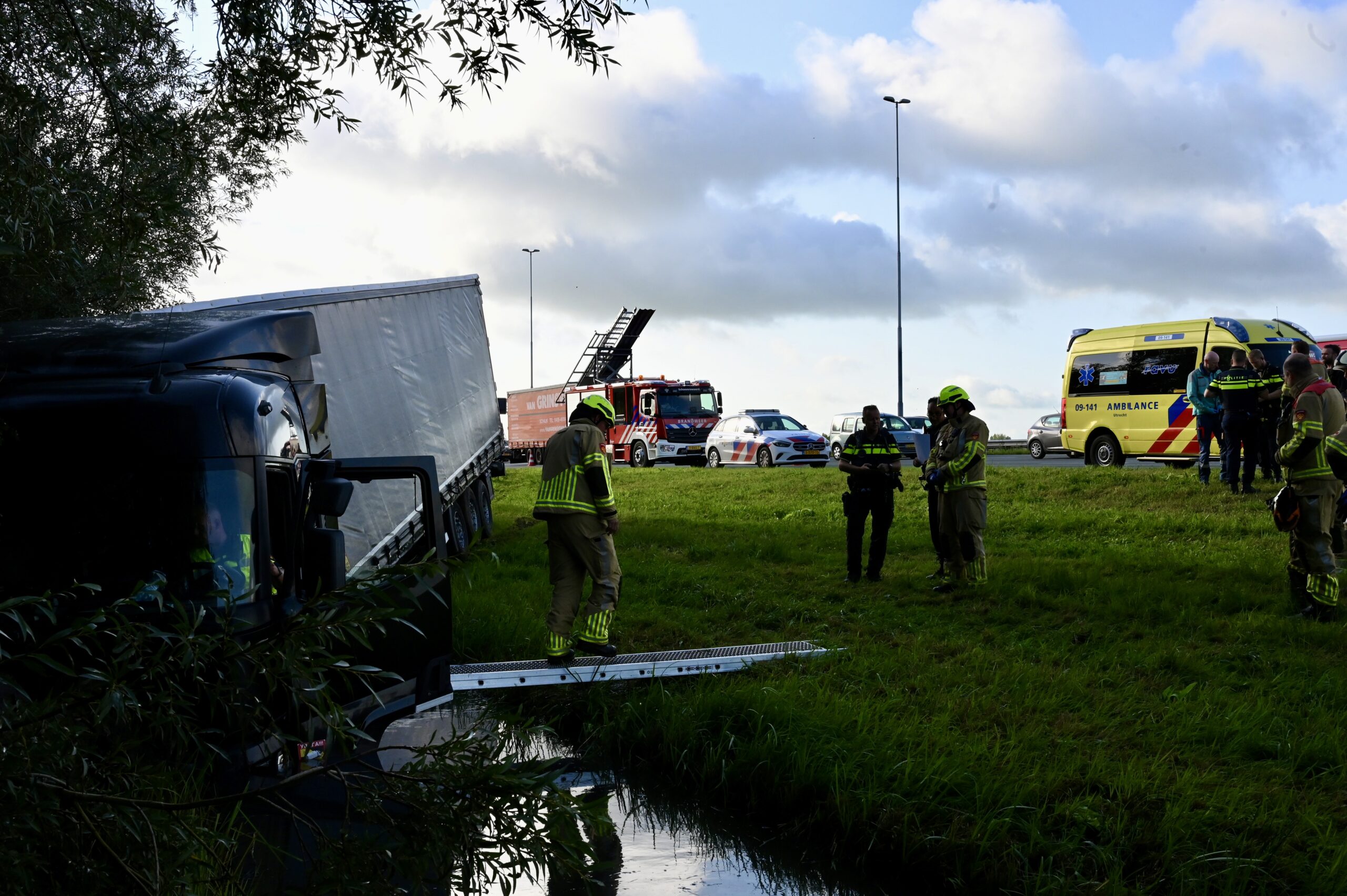Vrachtwagen belandt in water, chauffeur naar ziekenhuis