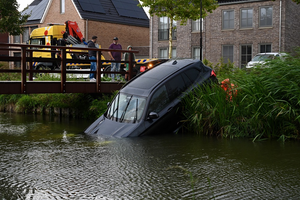 Bestuurder trapt verkeerde pedaal in en belandt in water