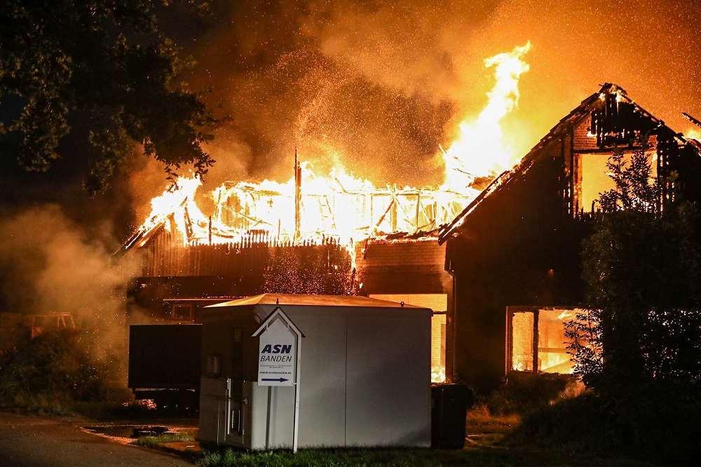 Uitslaande brand verwoest vrijstaande woning