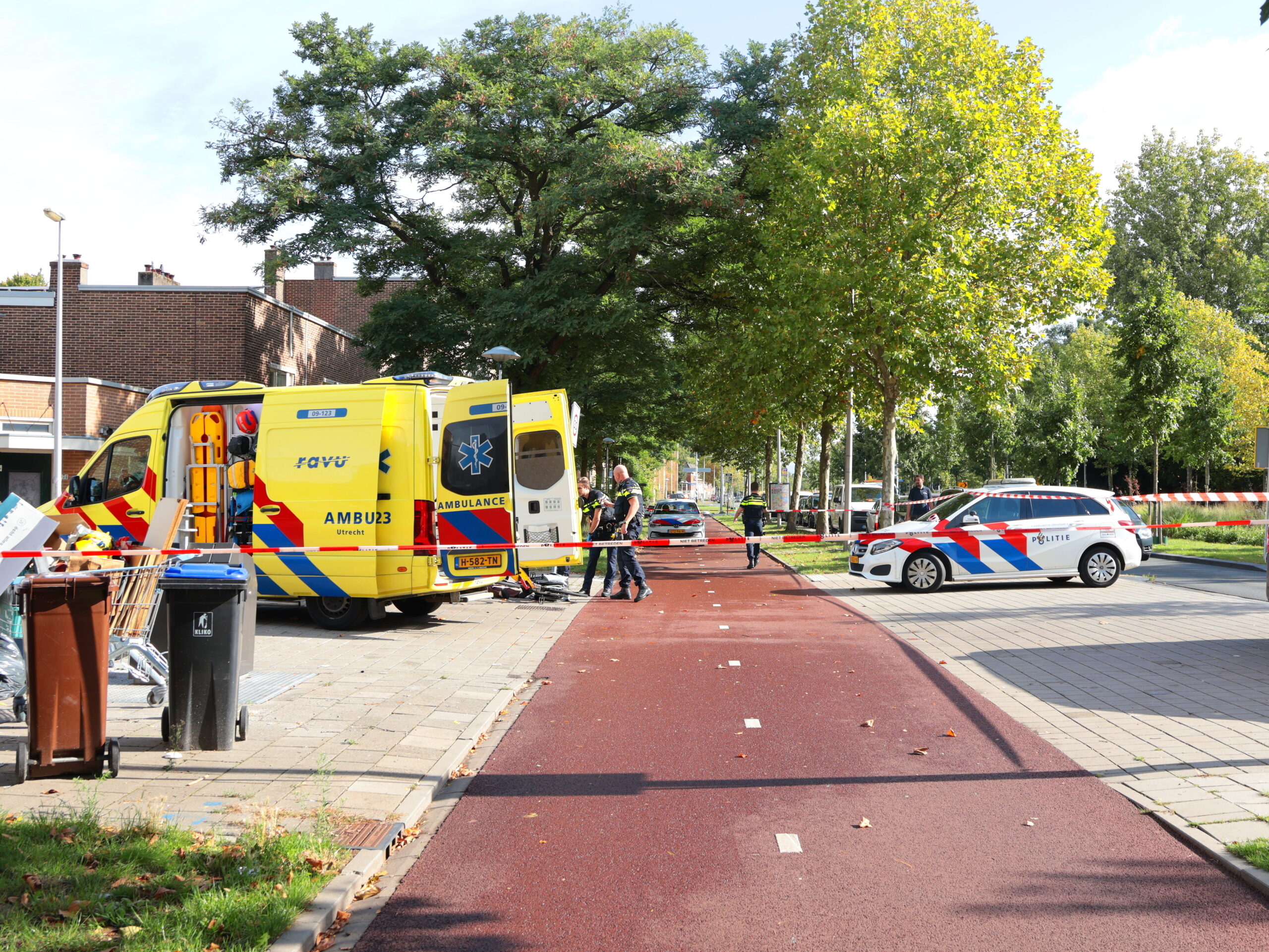 Man rijdt door na aanrijding; kind houdt gebroken hand over